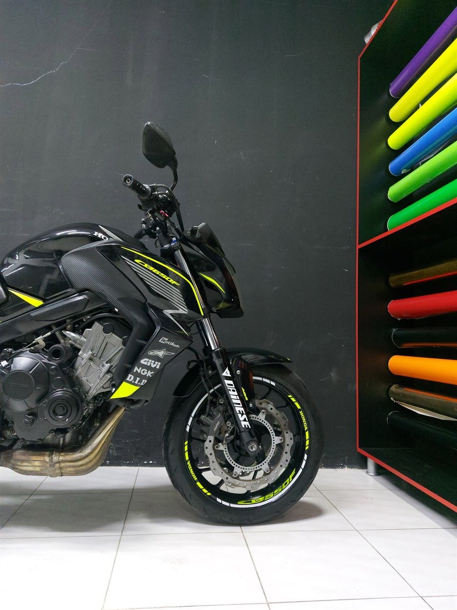 Honda CB650F Neon ve Gümüş Gri Özel Tasarım Modeli 
