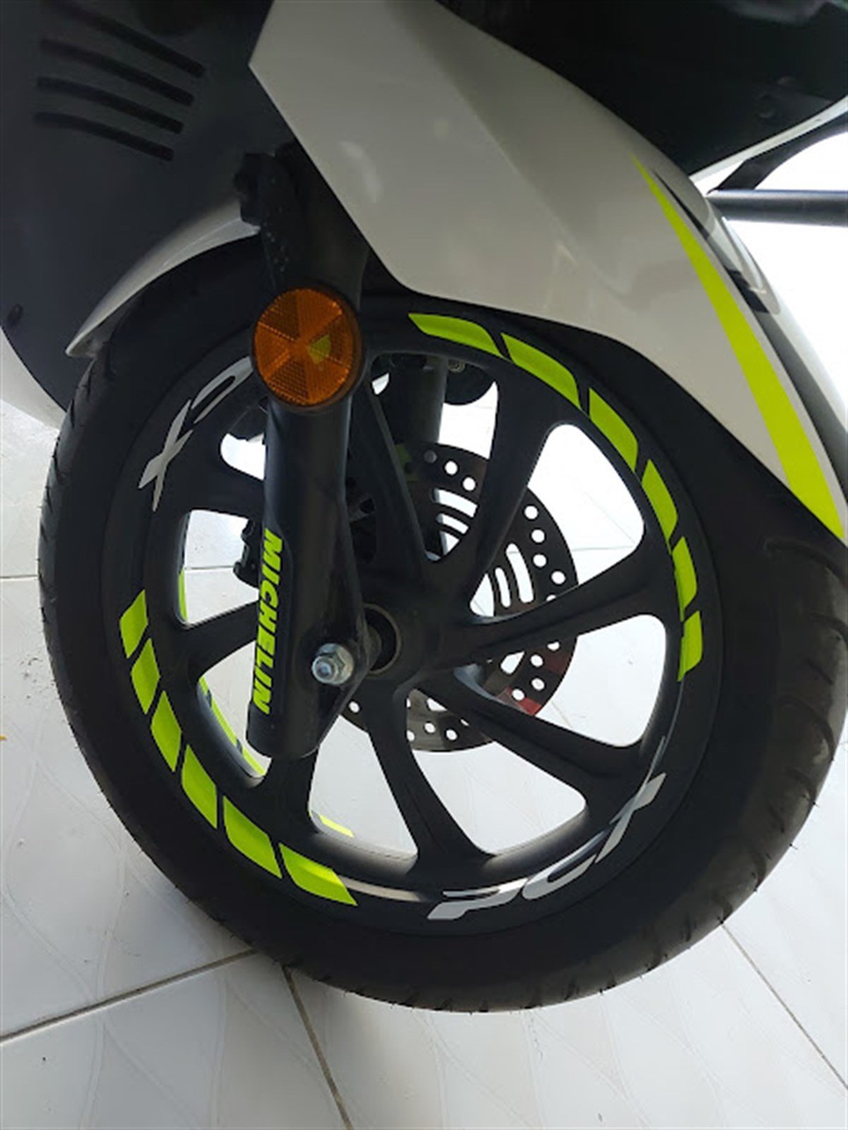 Honda PCX Jant Neon Yeşil ve Beyaz Renk Sticker Modeli