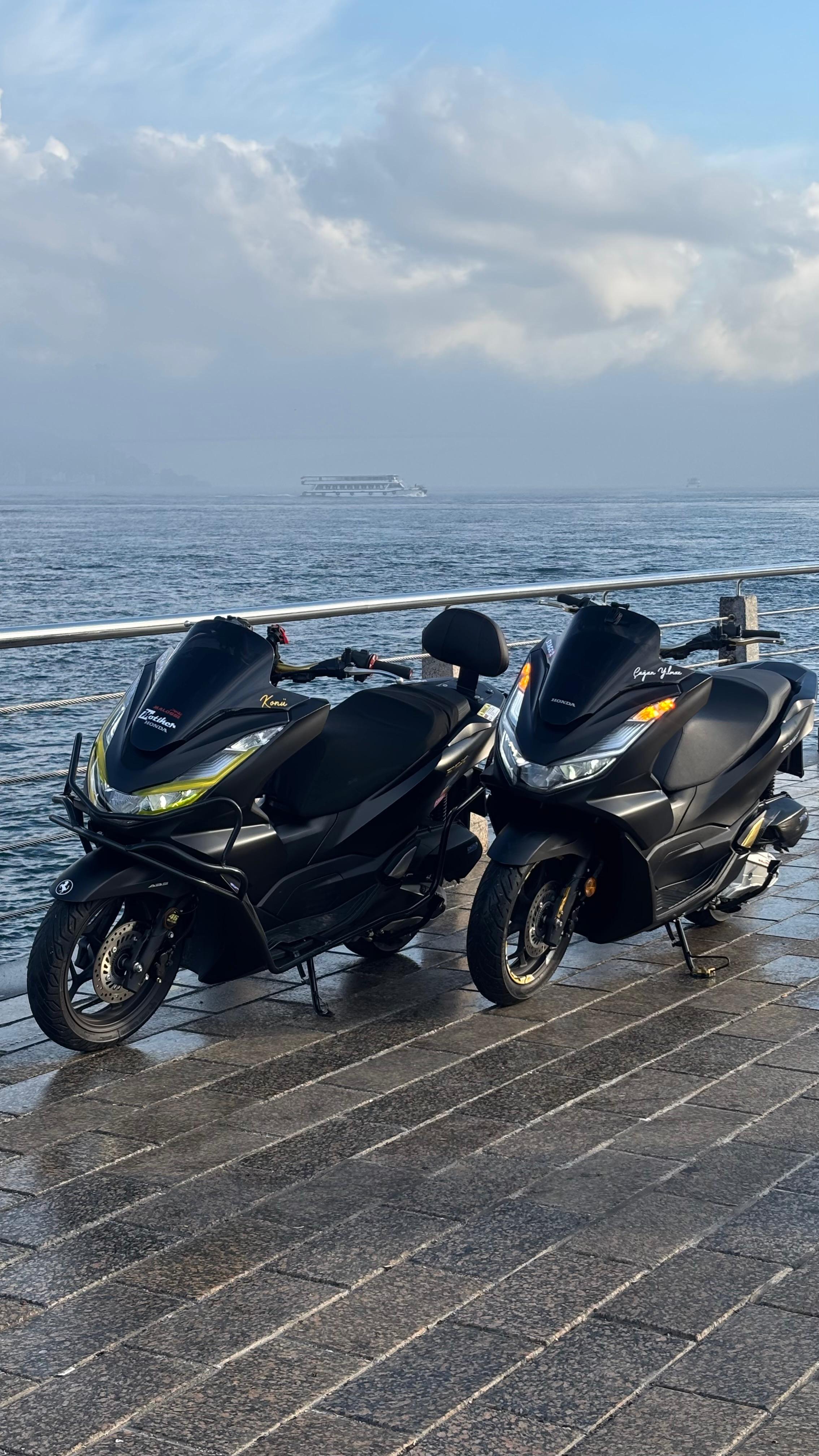 PCXHonda PCX Ön Far Kaşı Tasarımı Şeffaf Sticker Sarı