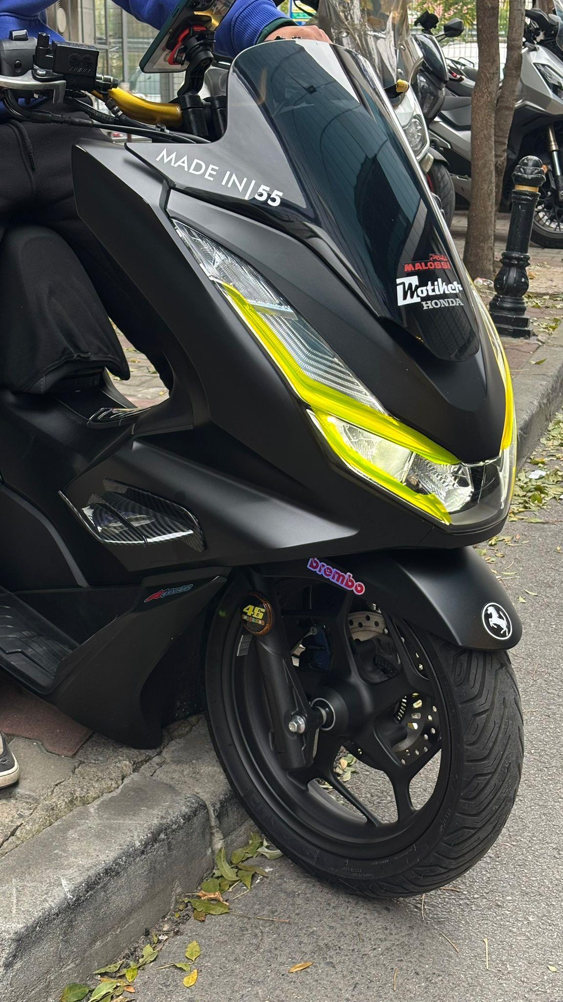 PCXHonda PCX Ön Far Kaşı Tasarımı Şeffaf Sticker Sarı