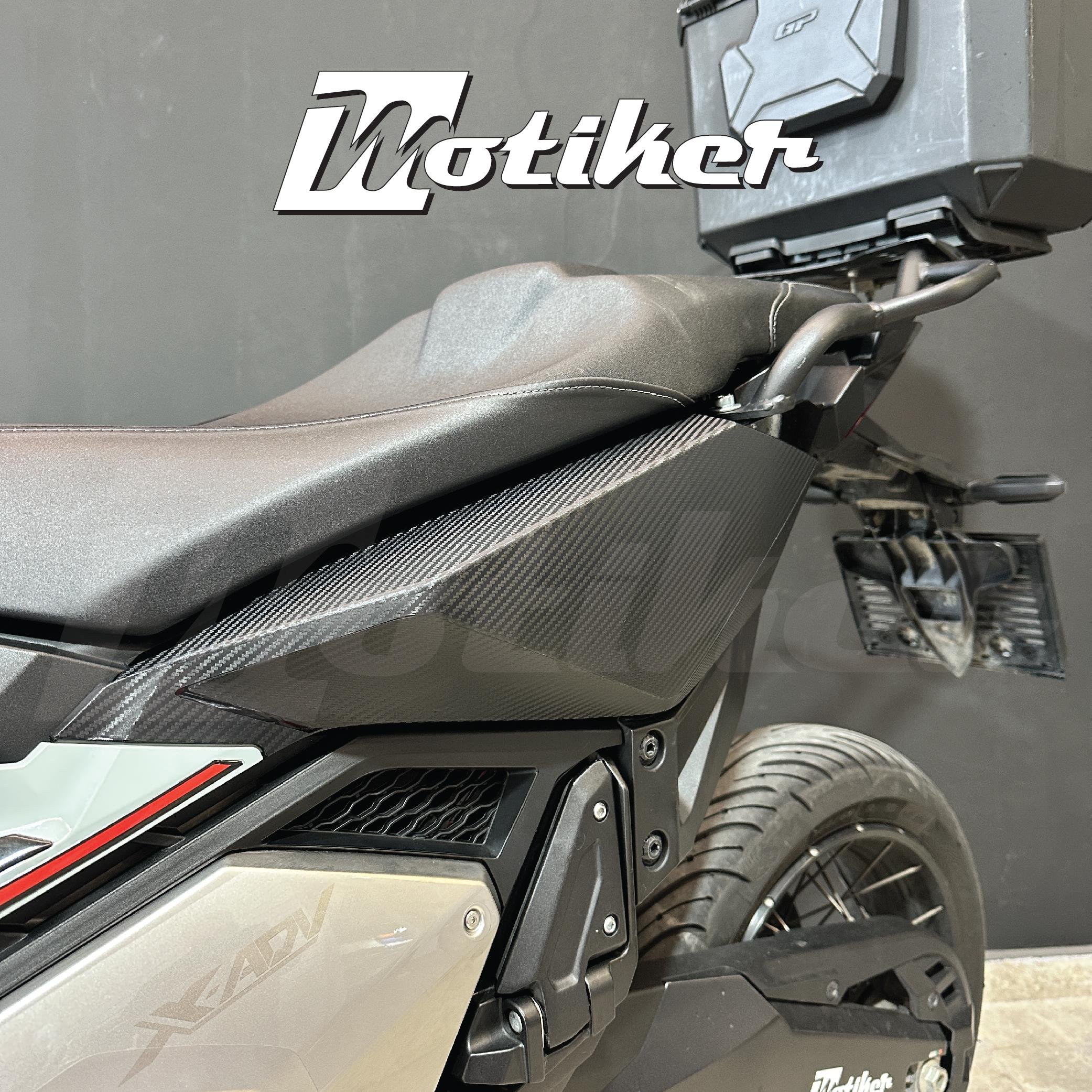 X-ADV 750 / X-ADV 750 Special EditionHONDA X-ADV 750 2021-2024 Karbon Sticker Etiket Modeli Arka Kuyruk Üzeri Sağ Sol  
