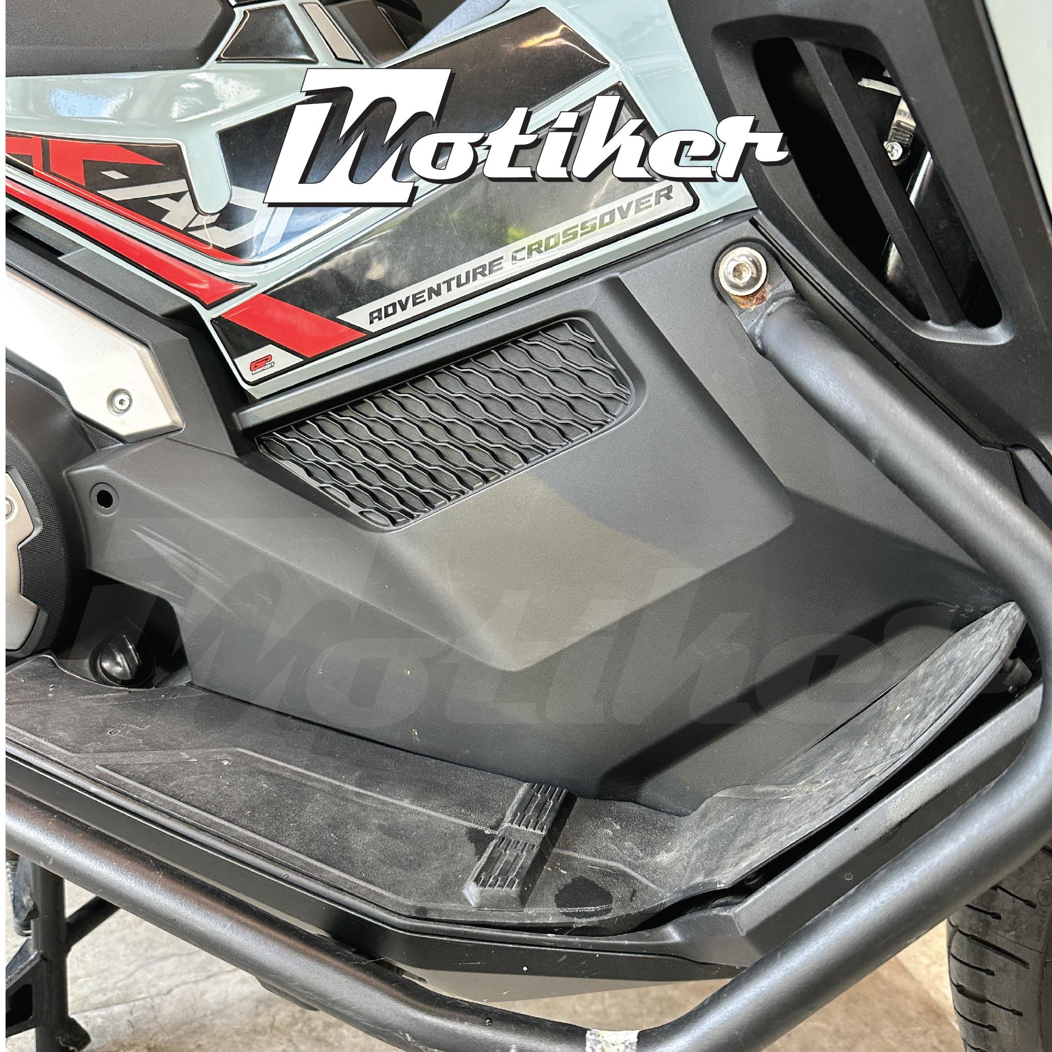 X-ADV 750 / X-ADV 750 Special EditionHONDA X-ADV 750 2021-2024 Karbon Sticker Etiket Modeli Orta Plastik Sağ Sol 