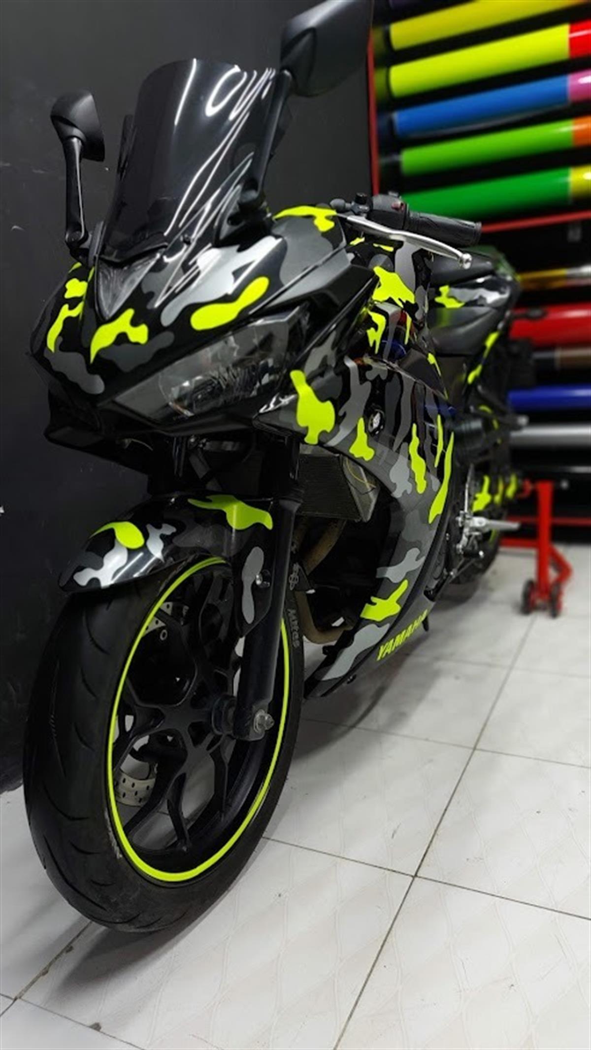 Kamuflaj Desen Sticker Etiket Gri Neon Sarı Renk