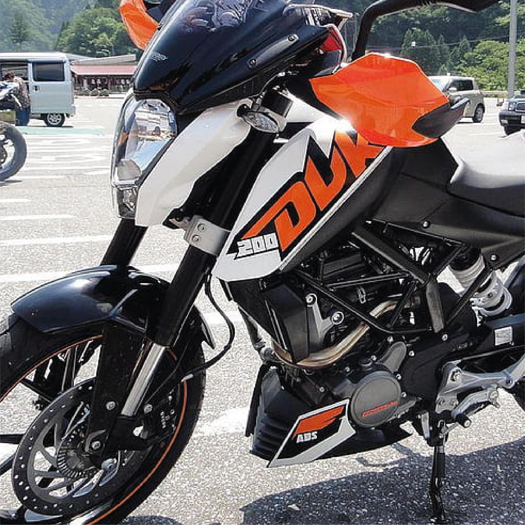 DUKE 200KTM DUKE 200 Sağ ve Sol Grenaj Takım Orjinal Sticker Etiket Modeli Beyaz Motor