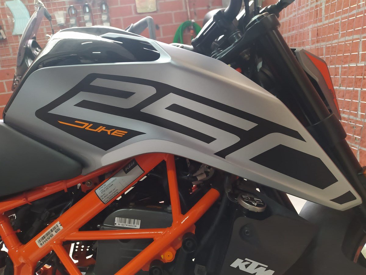 KTM Duke 250 Sağ Yan Grenaj Orijinal Sticker Etiket Modeli