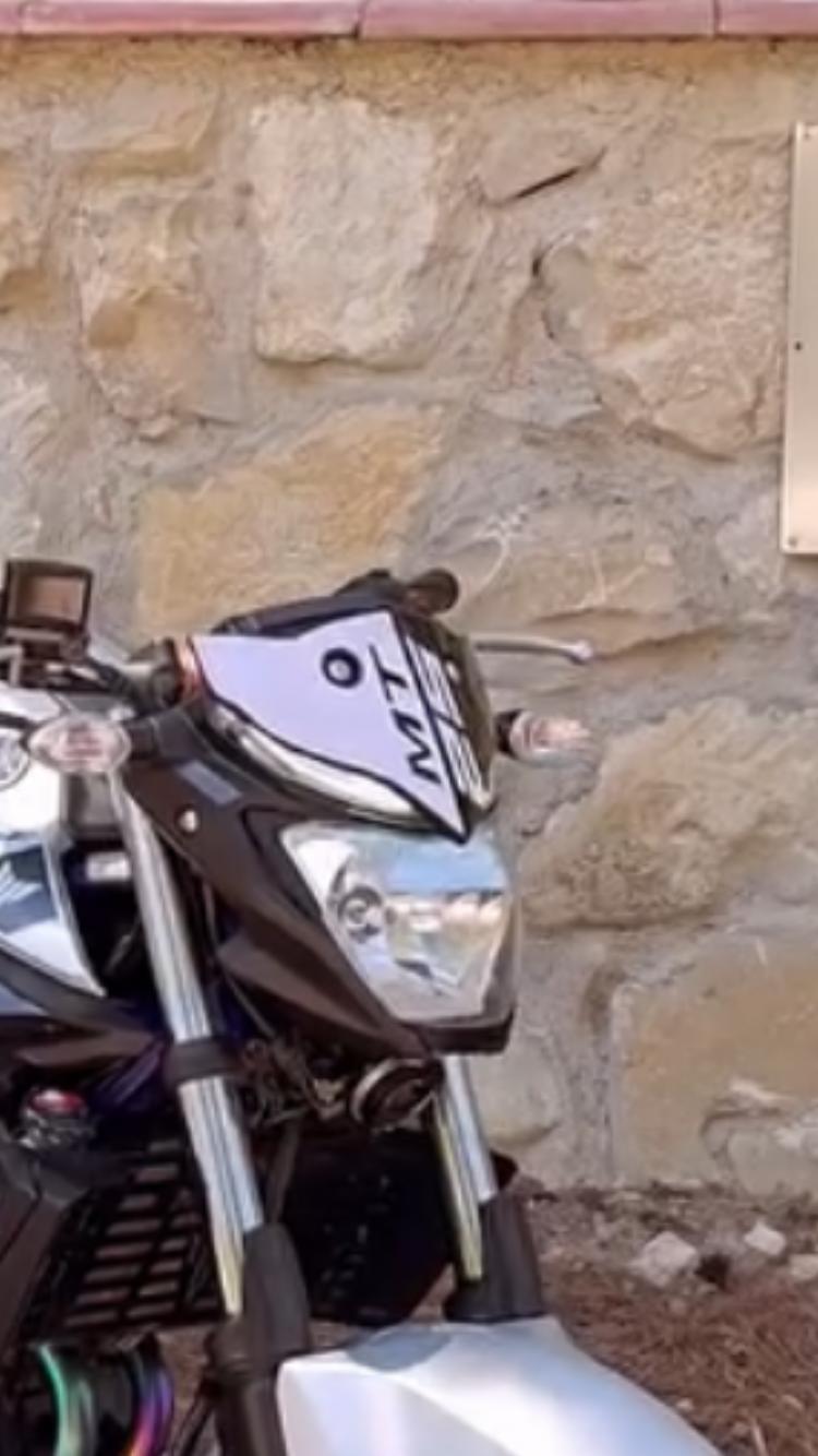 MT-25MT-25 Ön Cam Yarım Motosiklet Sticker Etiket Modeli 
