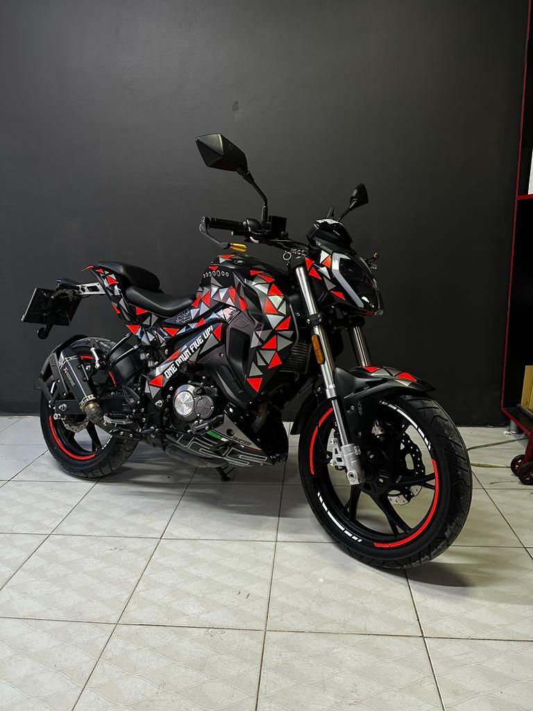 RKS 125S Neon Turuncu ve Gümüş Gri  Parçalı Üçgen Desenli Sticker Etiket Modeli