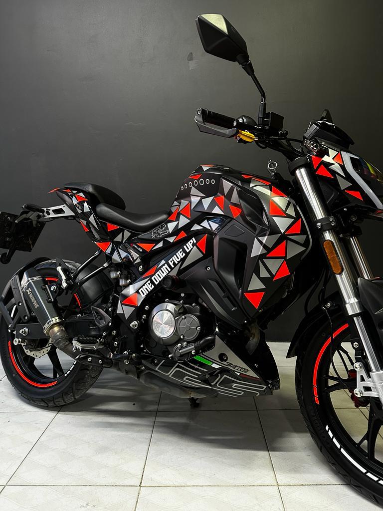 RKS 125S Neon Turuncu ve Gümüş Gri  Parçalı Üçgen Desenli Sticker Etiket Modeli