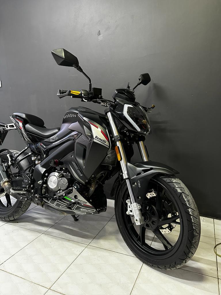 RKS 125S Neon Turuncu ve Gümüş Gri  Parçalı Üçgen Desenli Sticker Etiket Modeli