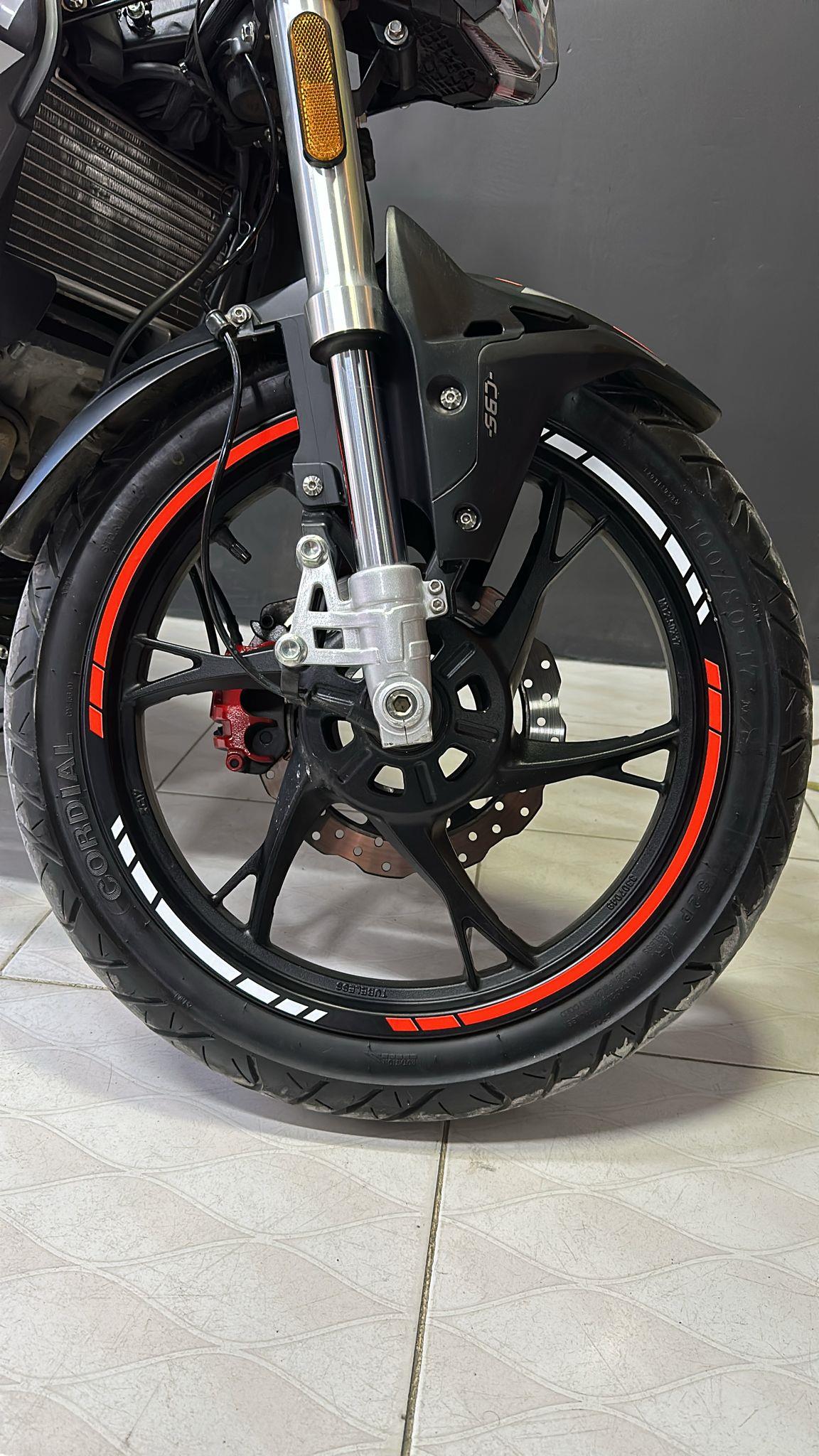 RKS 125S Neon Turuncu ve Gümüş Gri  Parçalı Üçgen Desenli Sticker Etiket Modeli