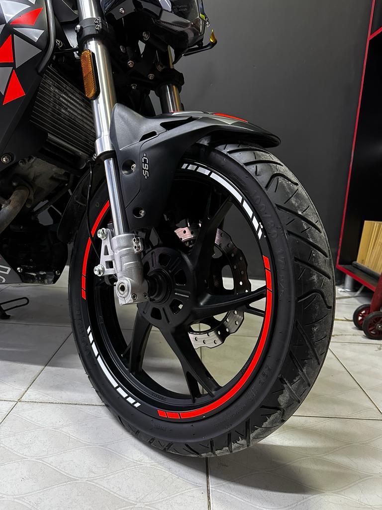 RKS 125S Neon Turuncu ve Gümüş Gri  Parçalı Üçgen Desenli Sticker Etiket Modeli