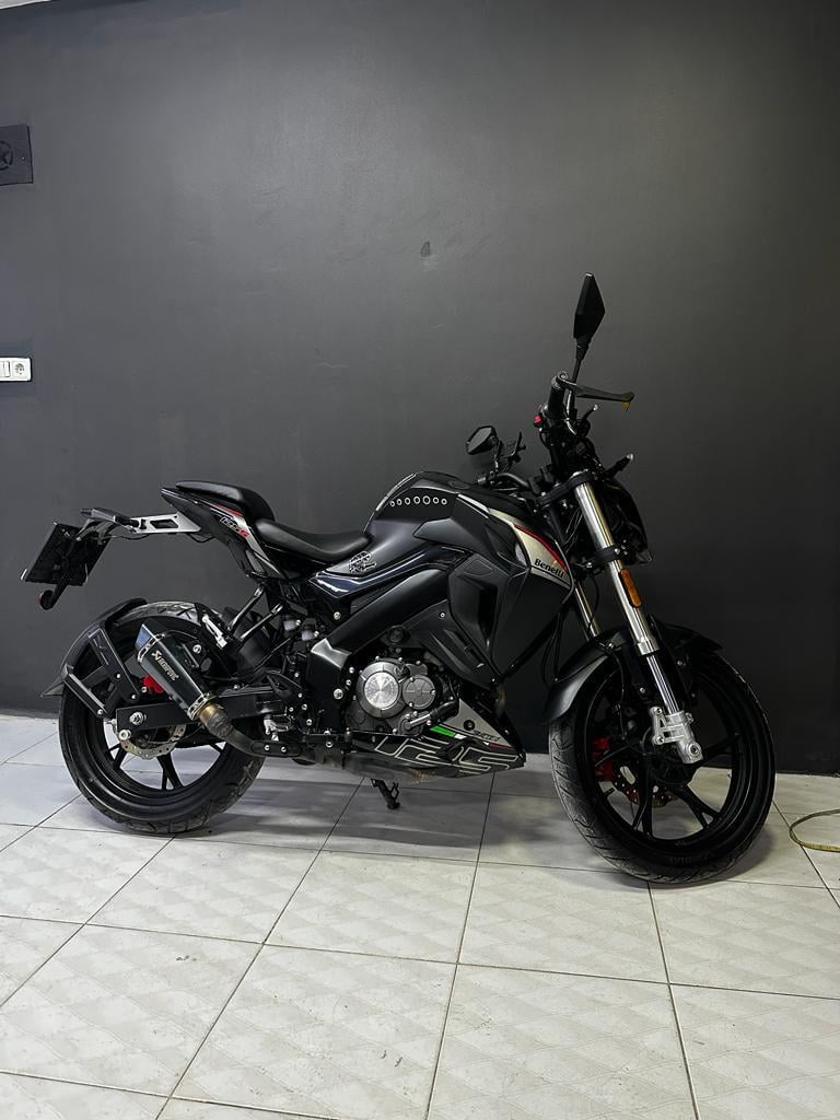 RKS 125S Neon Turuncu ve Gümüş Gri  Parçalı Üçgen Desenli Sticker Etiket Modeli