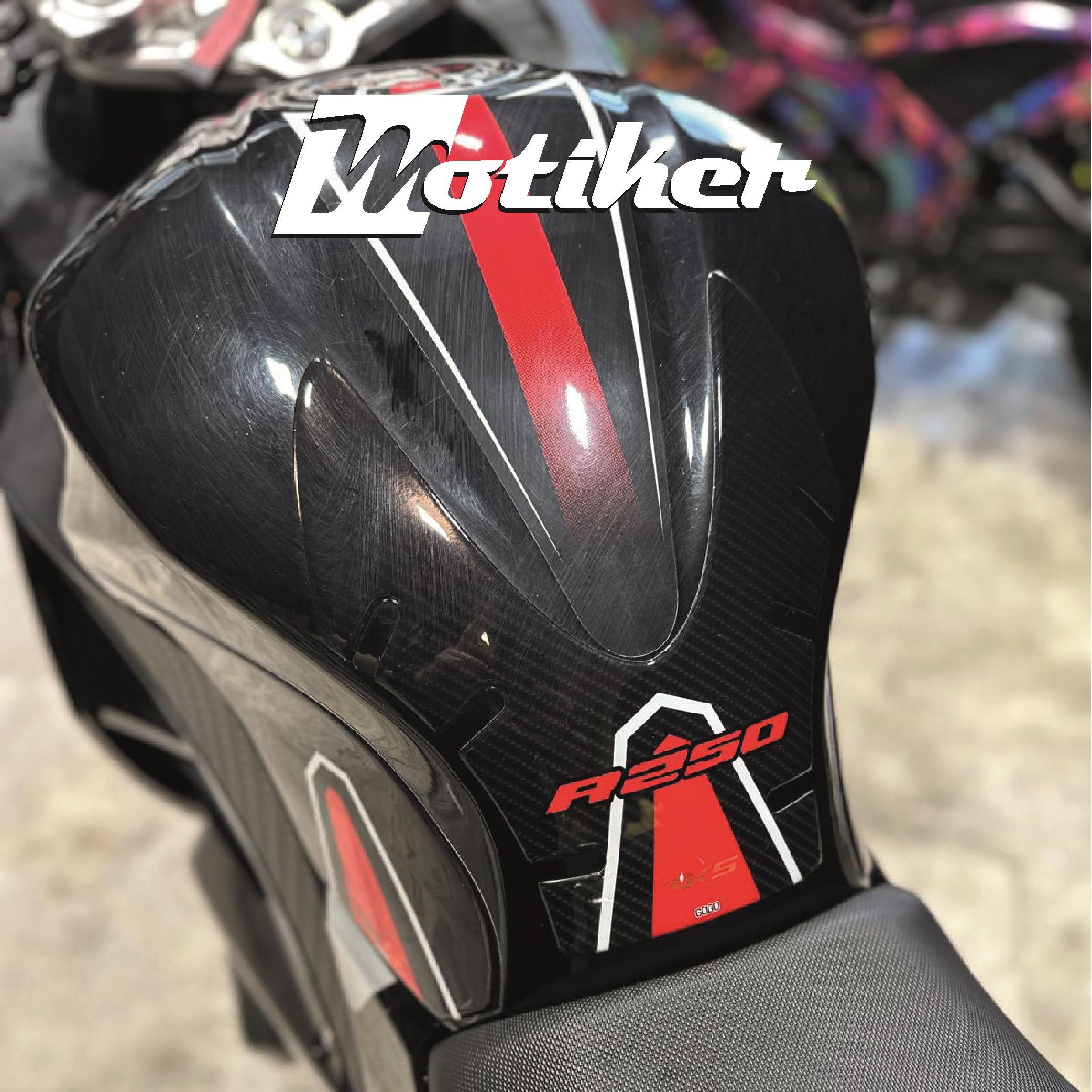 RKSRKS R 250 Motosiklet Tank Pad Sticker Etiket Kırmızı Beyaz Çizgili Karbon Desenli Modeli