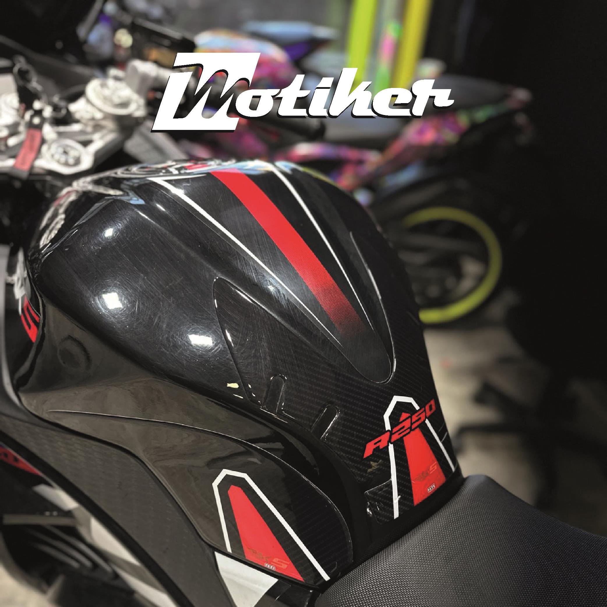 RKSRKS R 250 Motosiklet Tank Pad Sticker Etiket Kırmızı Beyaz Çizgili Karbon Desenli Modeli