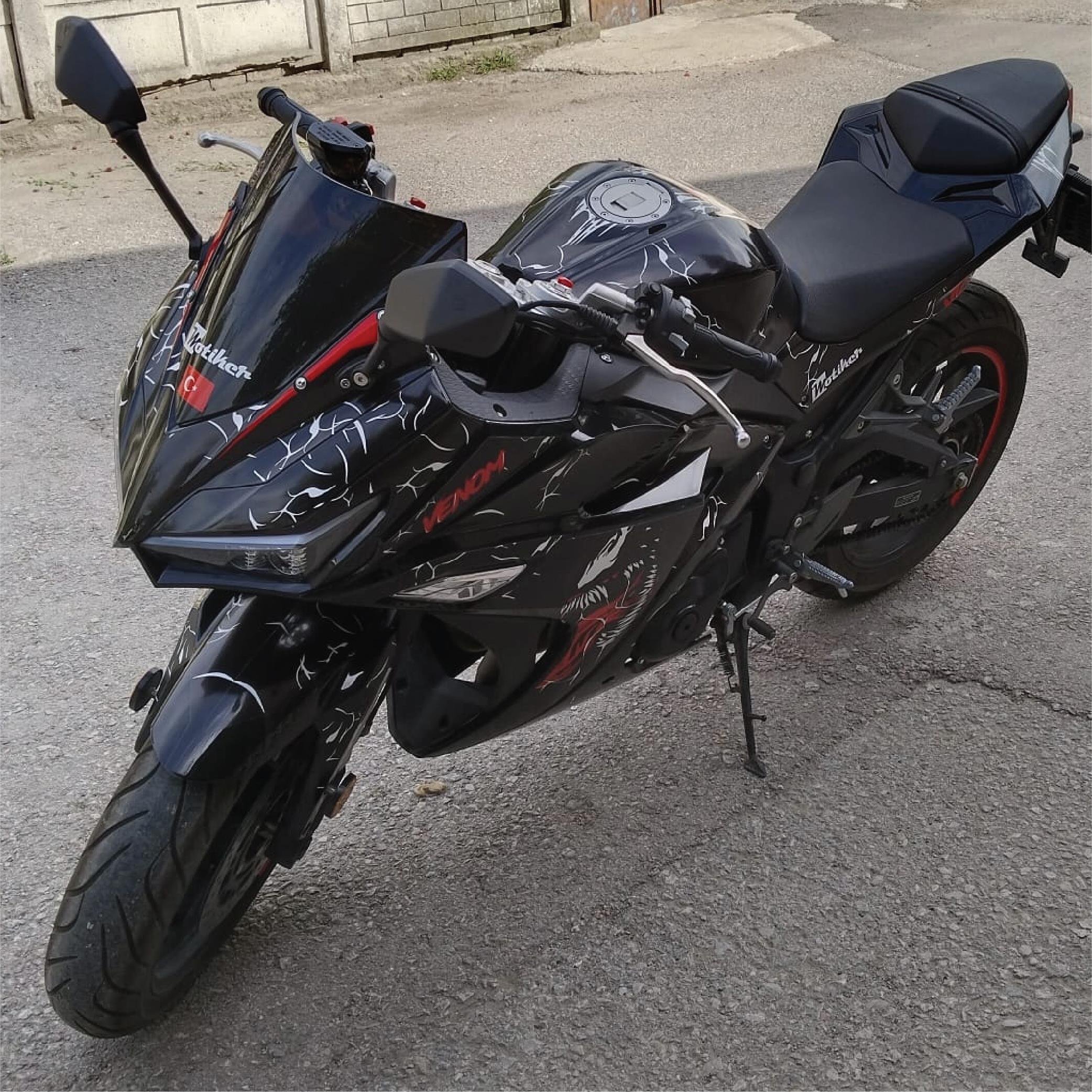 RKSRKS R250 Kırmızı Siyah Venom Parçalı Kaplama Sticker Etiket Modeli