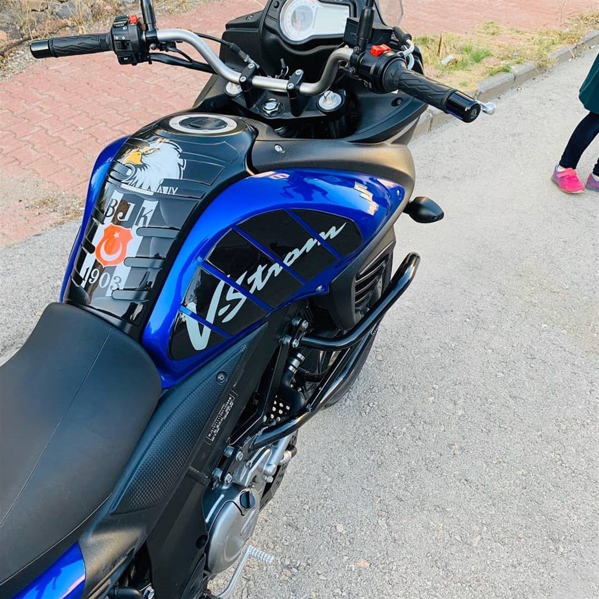 Suzuki V Strom DL650 Beşiktaş Desenli Tank Pad Damla Sticker Modeli