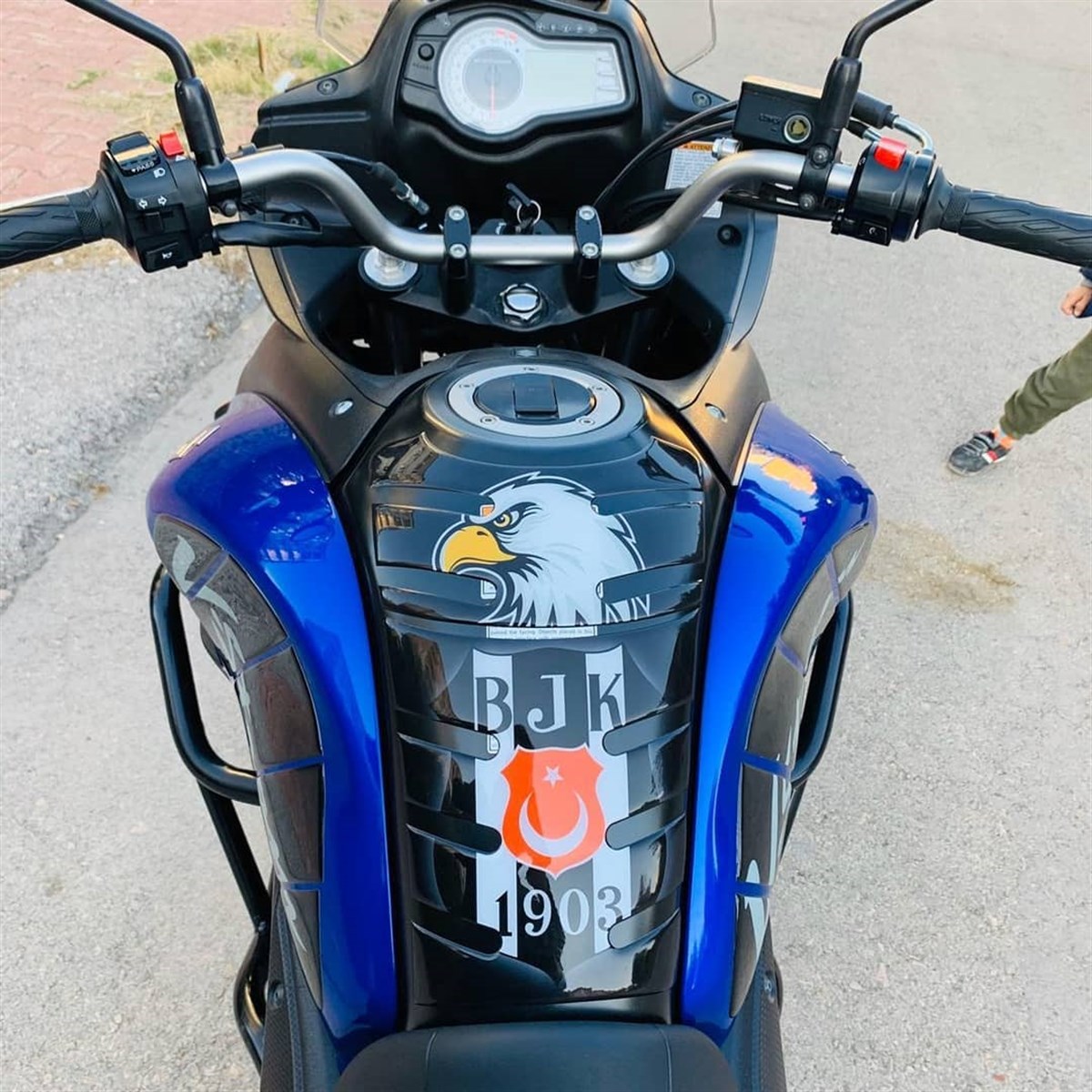 Suzuki V Strom DL650 Beşiktaş Desenli Tank Pad Damla Sticker Modeli