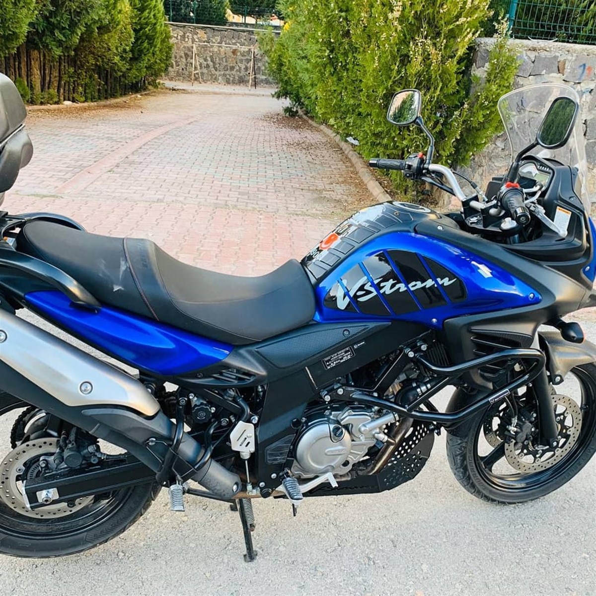 Suzuki V Strom DL650 Beşiktaş Desenli Tank Pad Damla Sticker Modeli