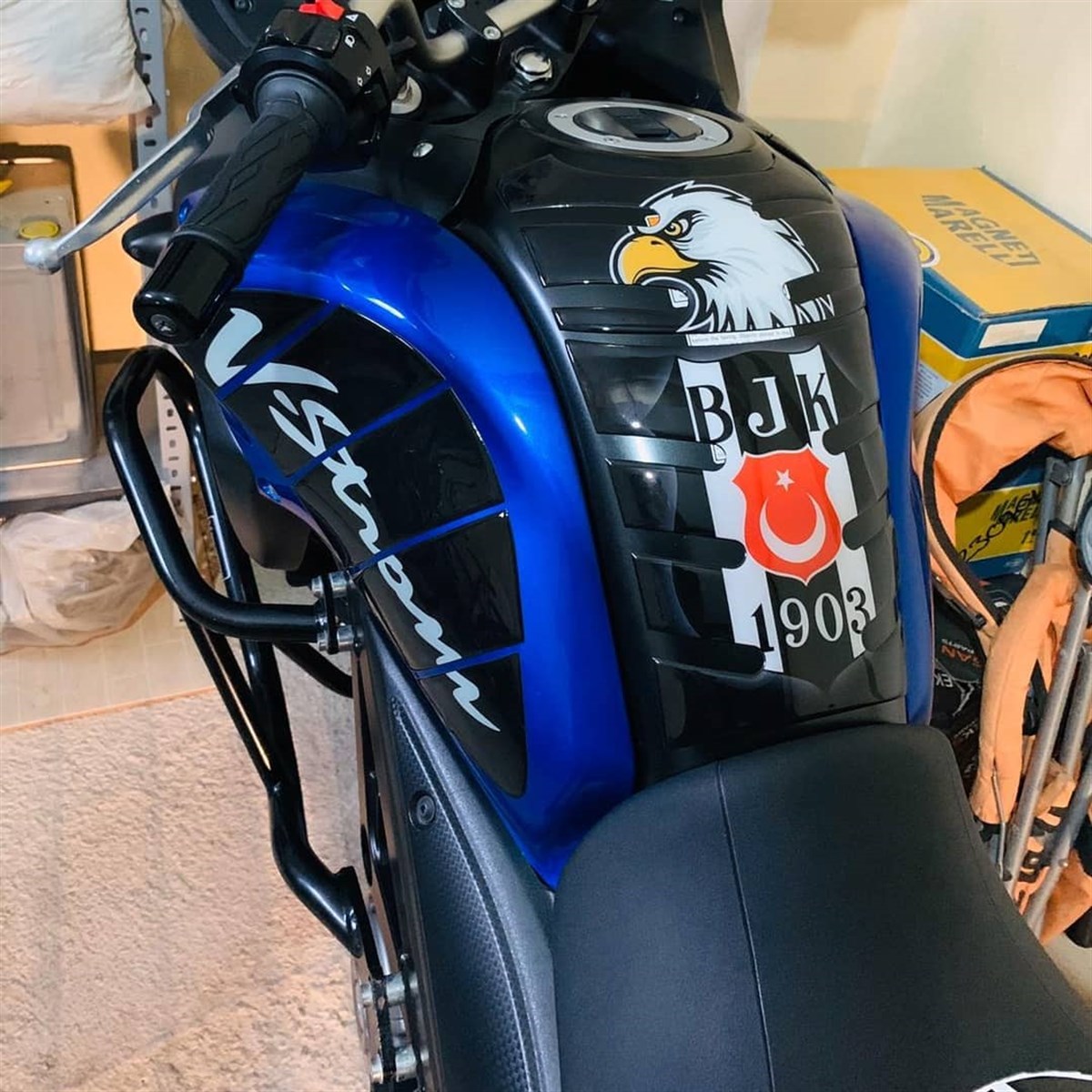 Suzuki V Strom DL650 Beşiktaş Desenli Tank Pad Damla Sticker Modeli
