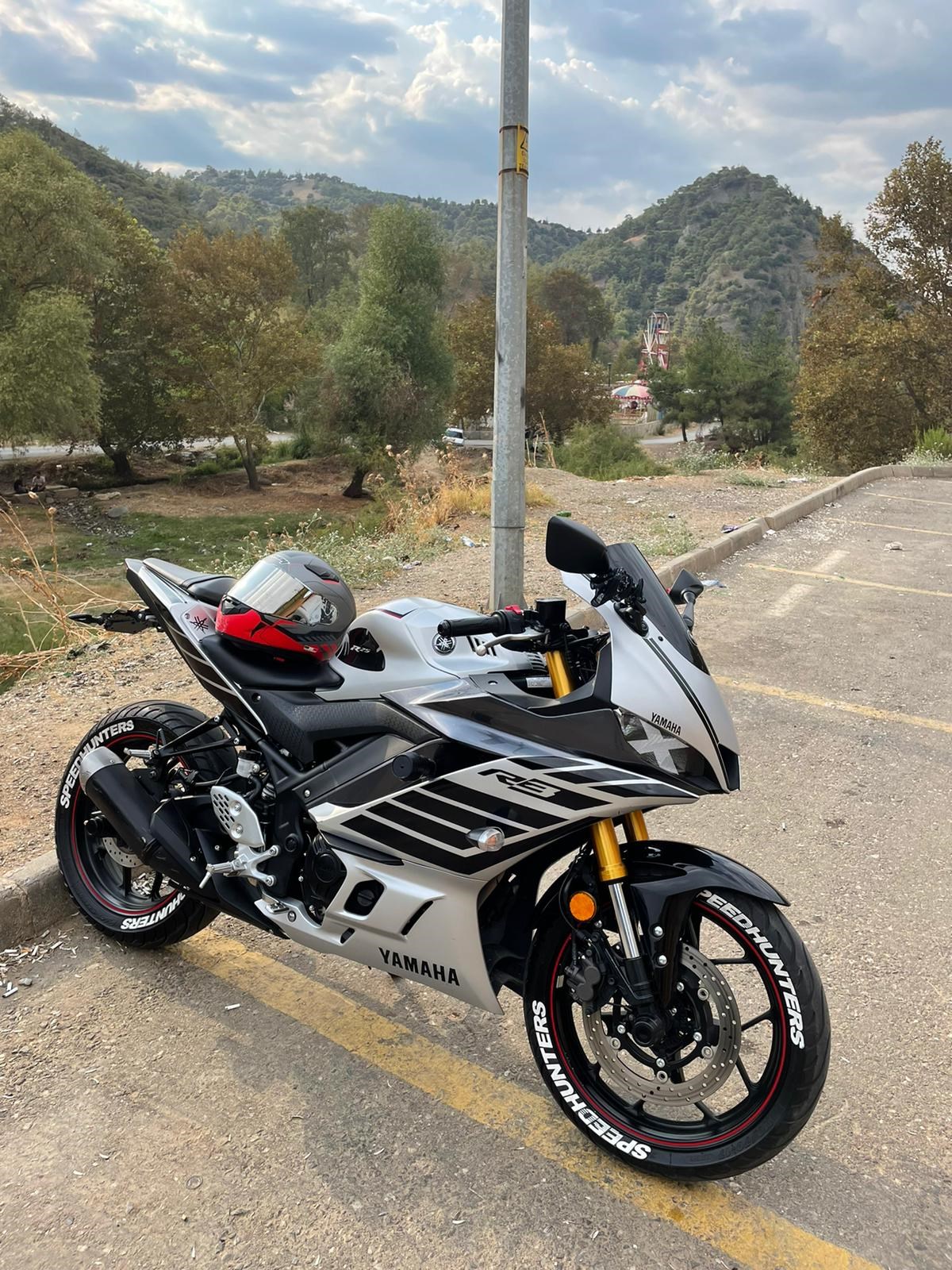 Yamaha Gri YZF-R25 Üzeri Siyah R3 Sticker Modeli