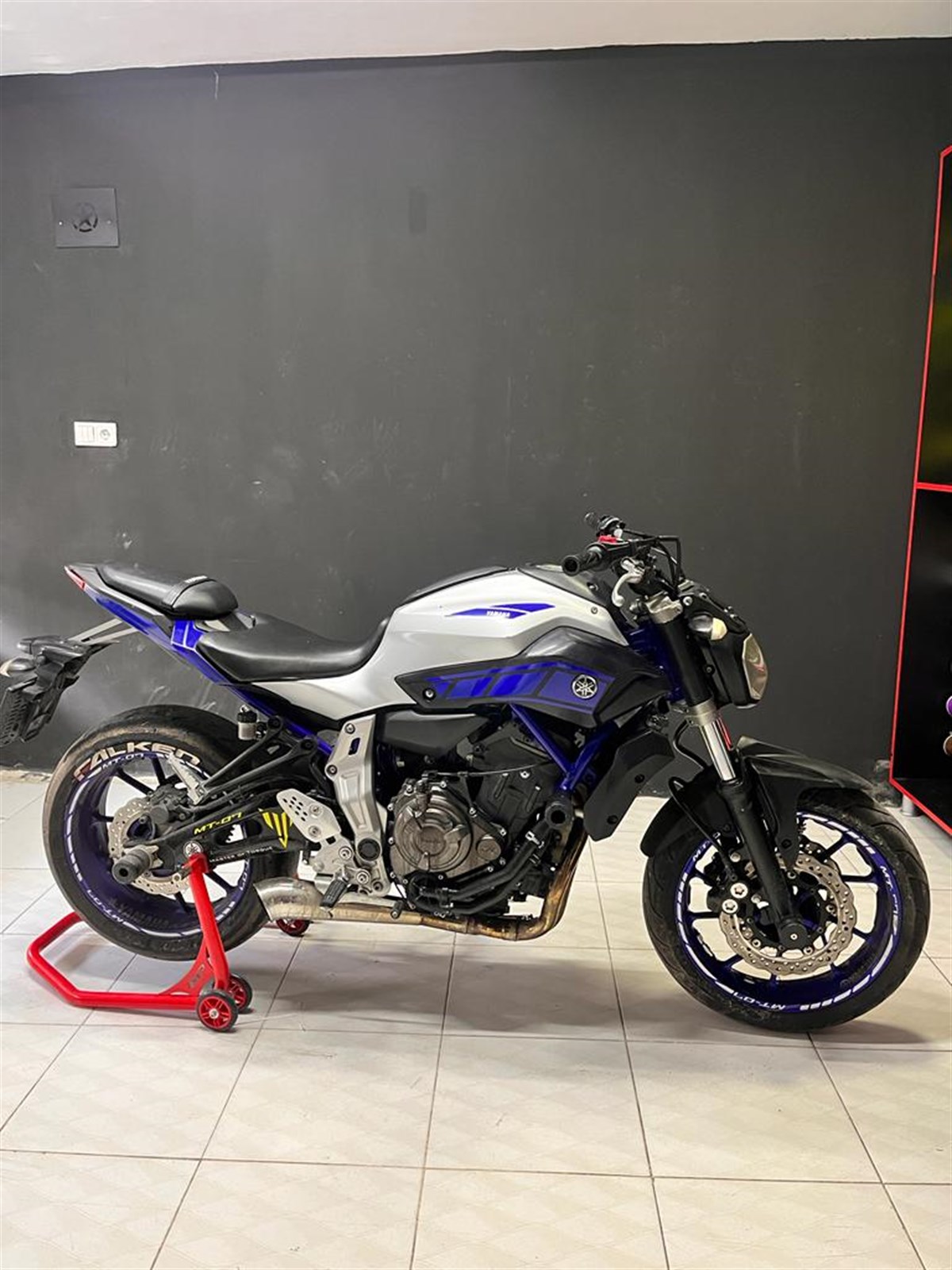Yamaha MT-07 Mavi Sticker Modeli