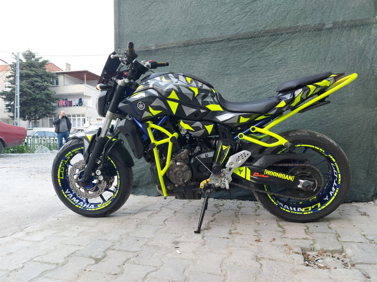 Yamaha MT-07 Üçgen Kamuflaj Takım Sticker Modeli