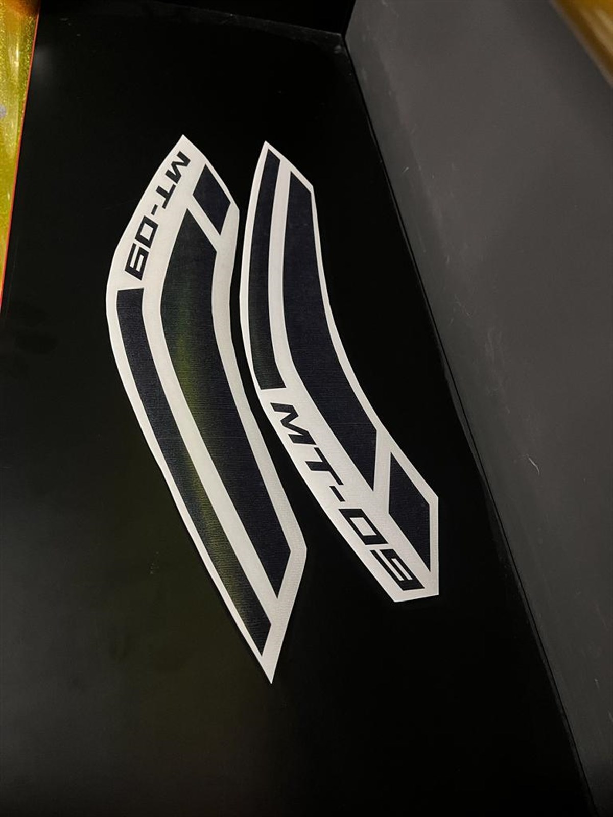 Yamaha MT-09 Depo Üstü Çift Çizgi Sticker Modeli 