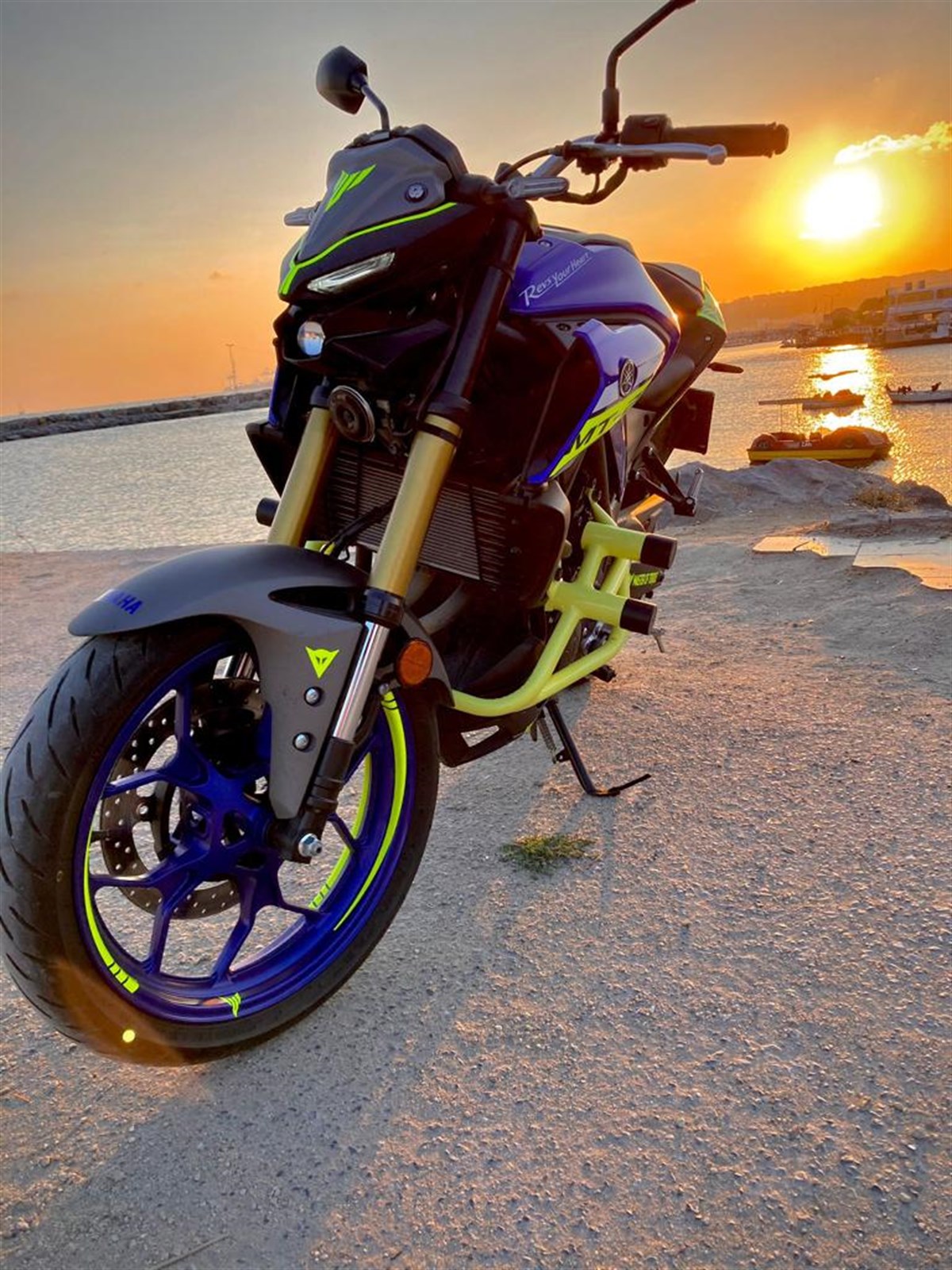 Yamaha MT-25 Neon Ve Beyaz Sticker Modeli
