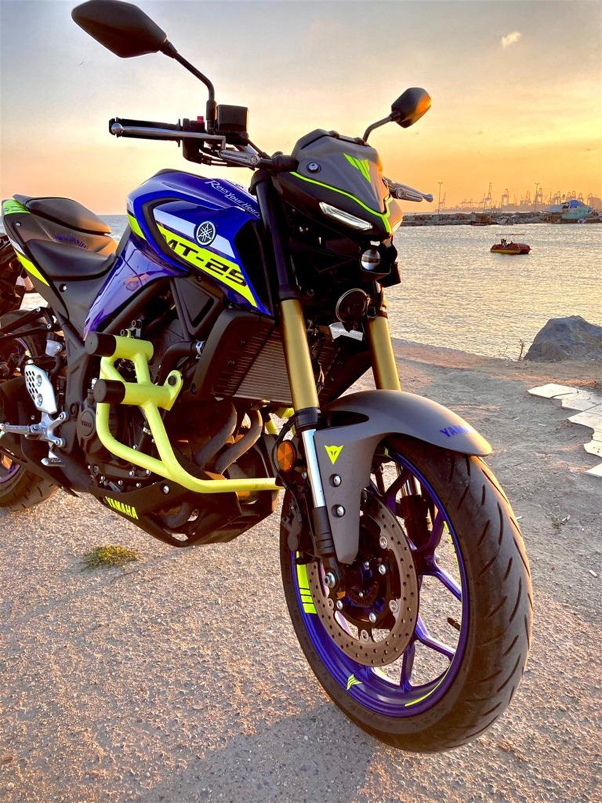 Yamaha MT-25 Neon Ve Beyaz Sticker Modeli