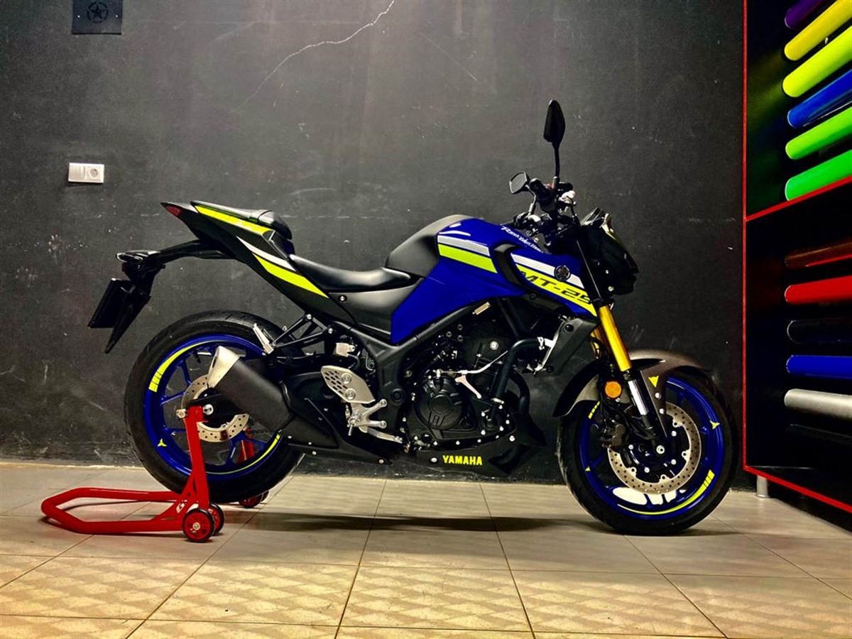 Yamaha MT-25 Neon Ve Beyaz Sticker Modeli