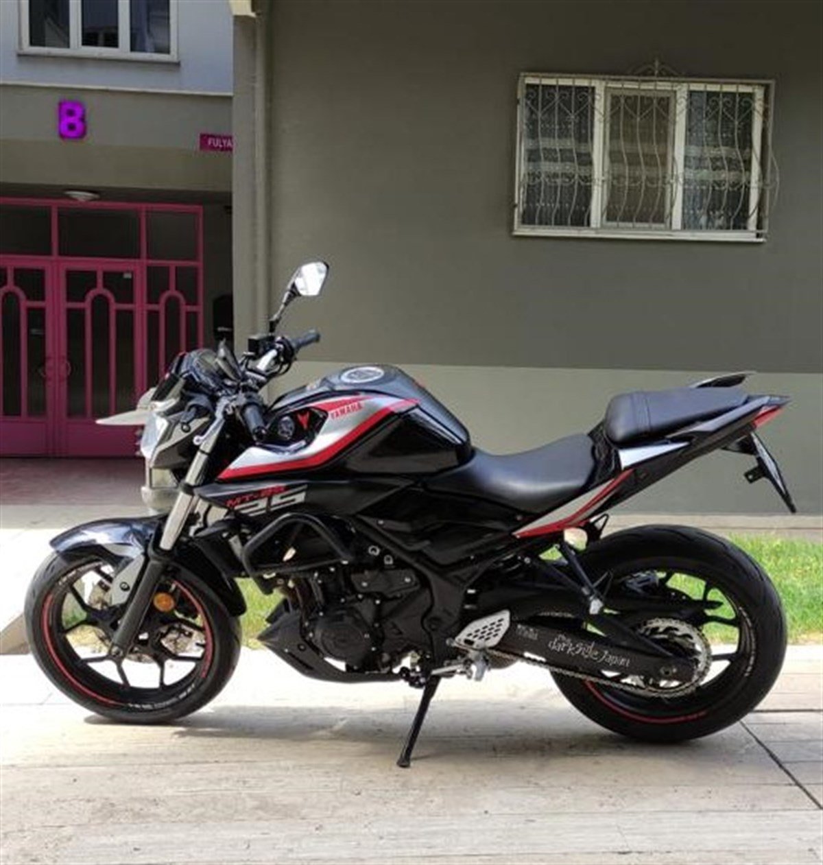 Yamaha MT-25 Nev Modeli Kırmızı ve Gümüş Gri Renk