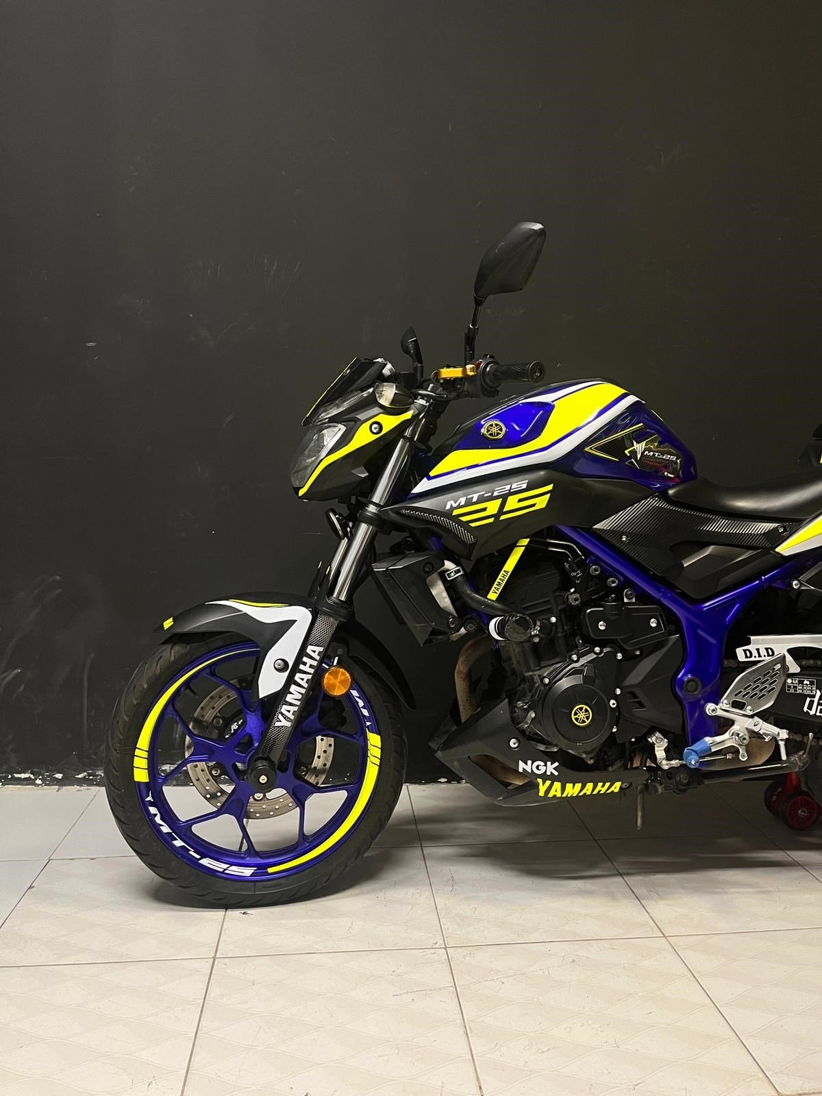 Yamaha MT-25 Nevşehir Sticker Etiket Modeli Neon ve Beyaz 