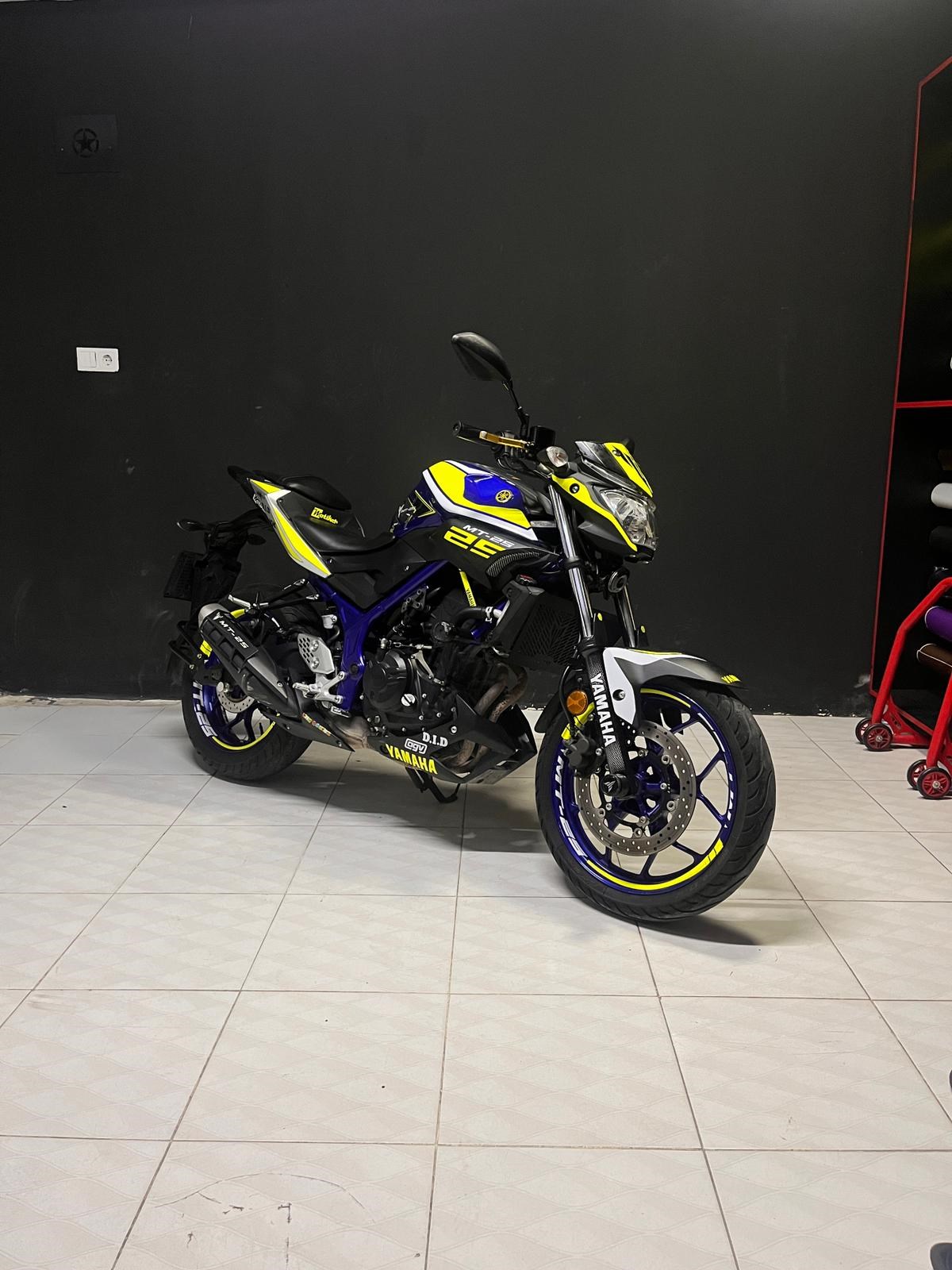 Yamaha MT-25 Nevşehir Sticker Etiket Modeli Neon ve Beyaz 