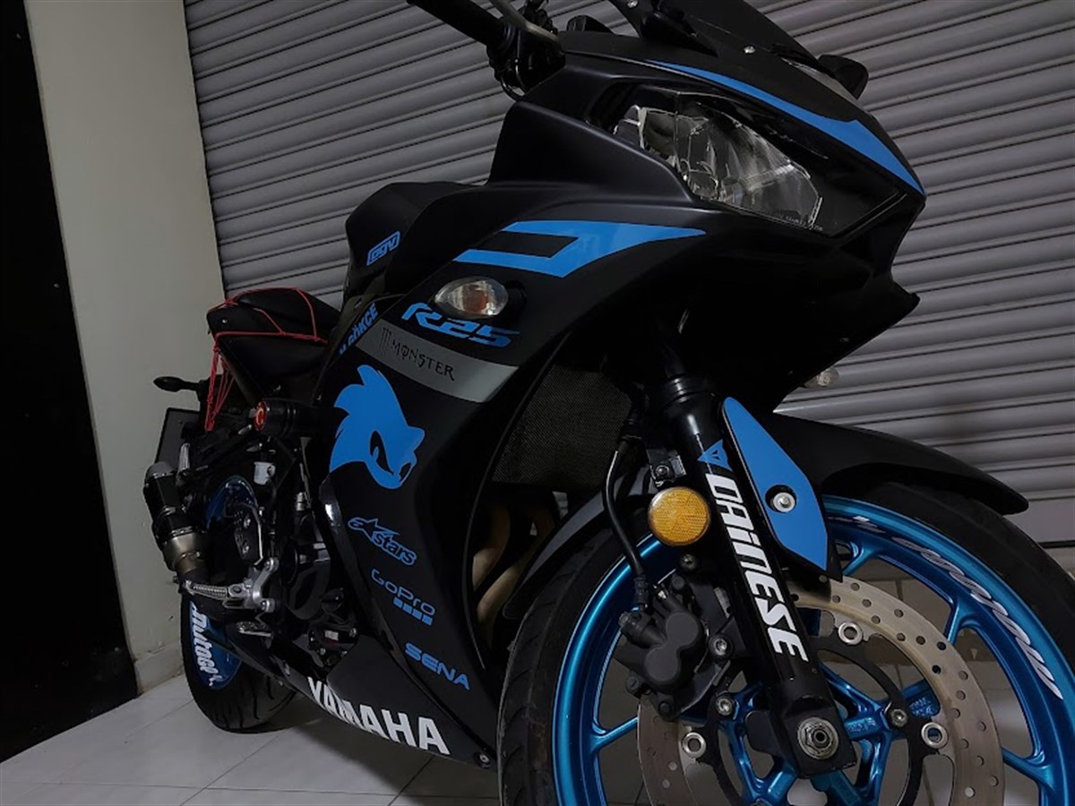 Yamaha R25 Mavi Desenli Sticker Etiket Modeli
