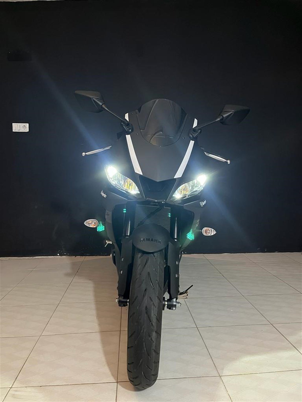 Yamaha R25 Ön Kafa Grenaj Sticker 