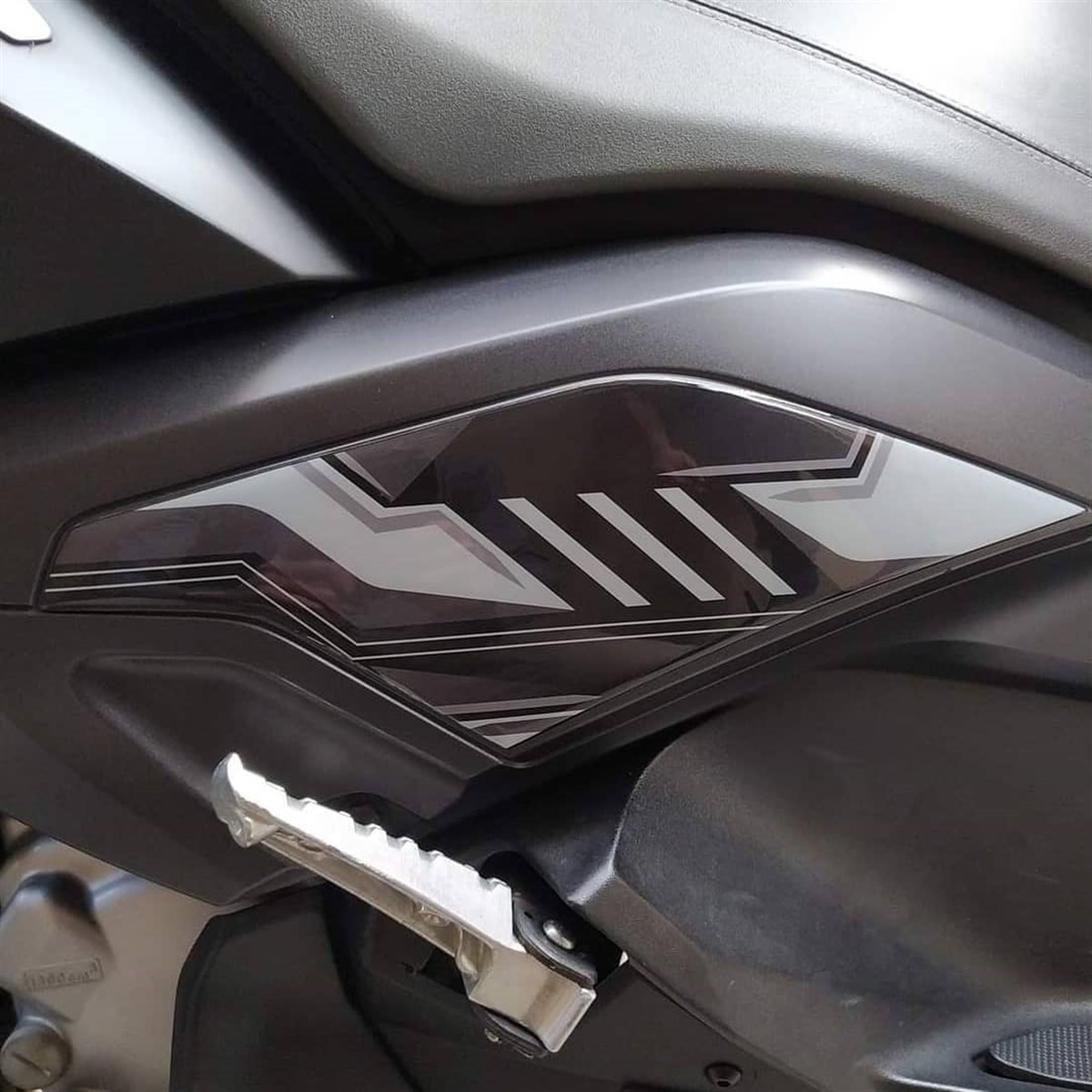 Yamaha XMAX Desenli Tank Pad Damla Sticker Etiket Modeli