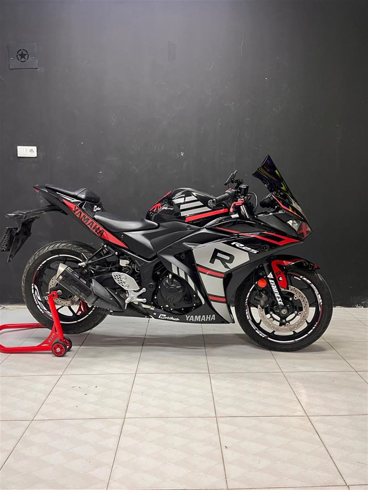 Yamaha YZF R-25 Gri-Kırmızı R Design Takım Sticker Modeli