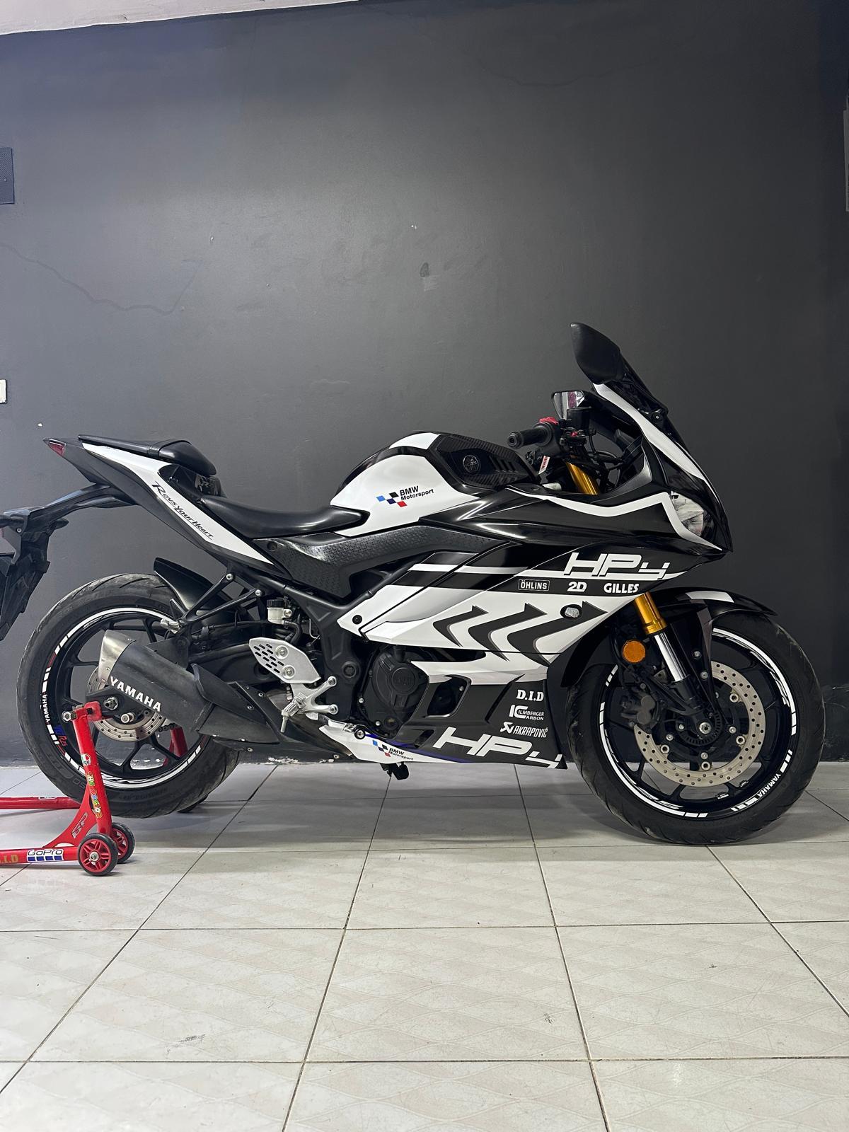 R25Yamaha YZF R25 BMW HP4 Tasarımı 19-24 Model Siyah 