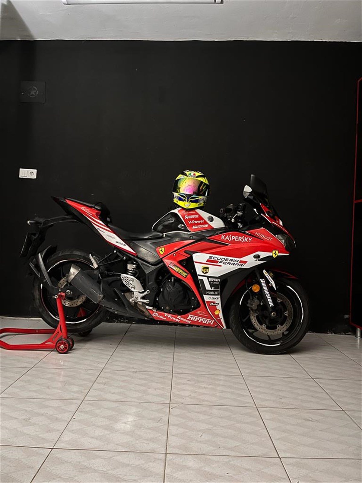 Yamaha YZF R25 Ferrari Tasarım Parçalı Sticker Kaplama Etiket Modeli 