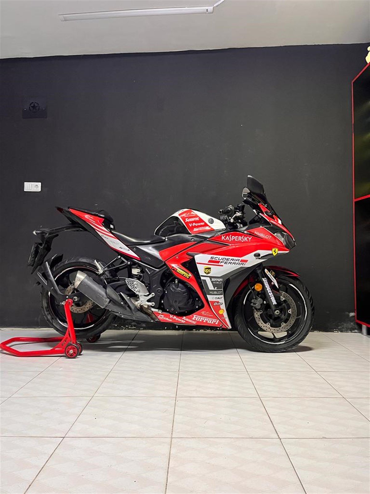 Yamaha YZF R25 Ferrari Tasarım Parçalı Sticker Kaplama Etiket Modeli 