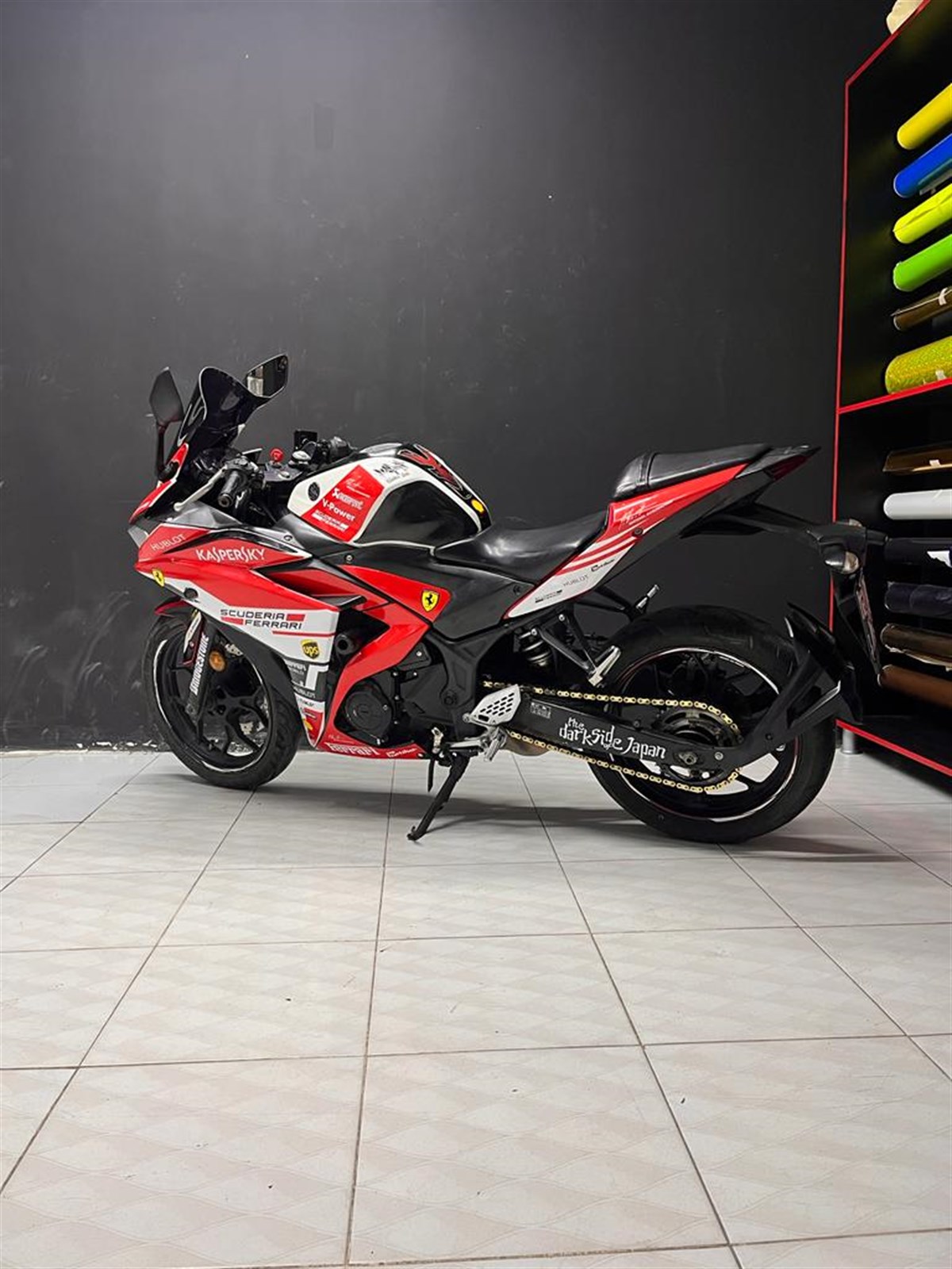 Yamaha YZF R25 Ferrari Tasarım Parçalı Sticker Kaplama Etiket Modeli 