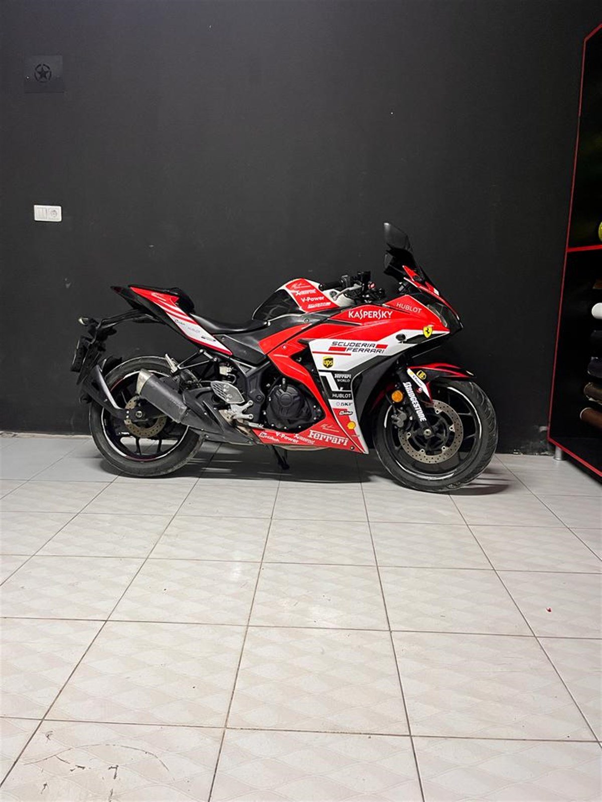 Yamaha YZF R25 Kırmızı Beyaz Sticker Etiket Modeli