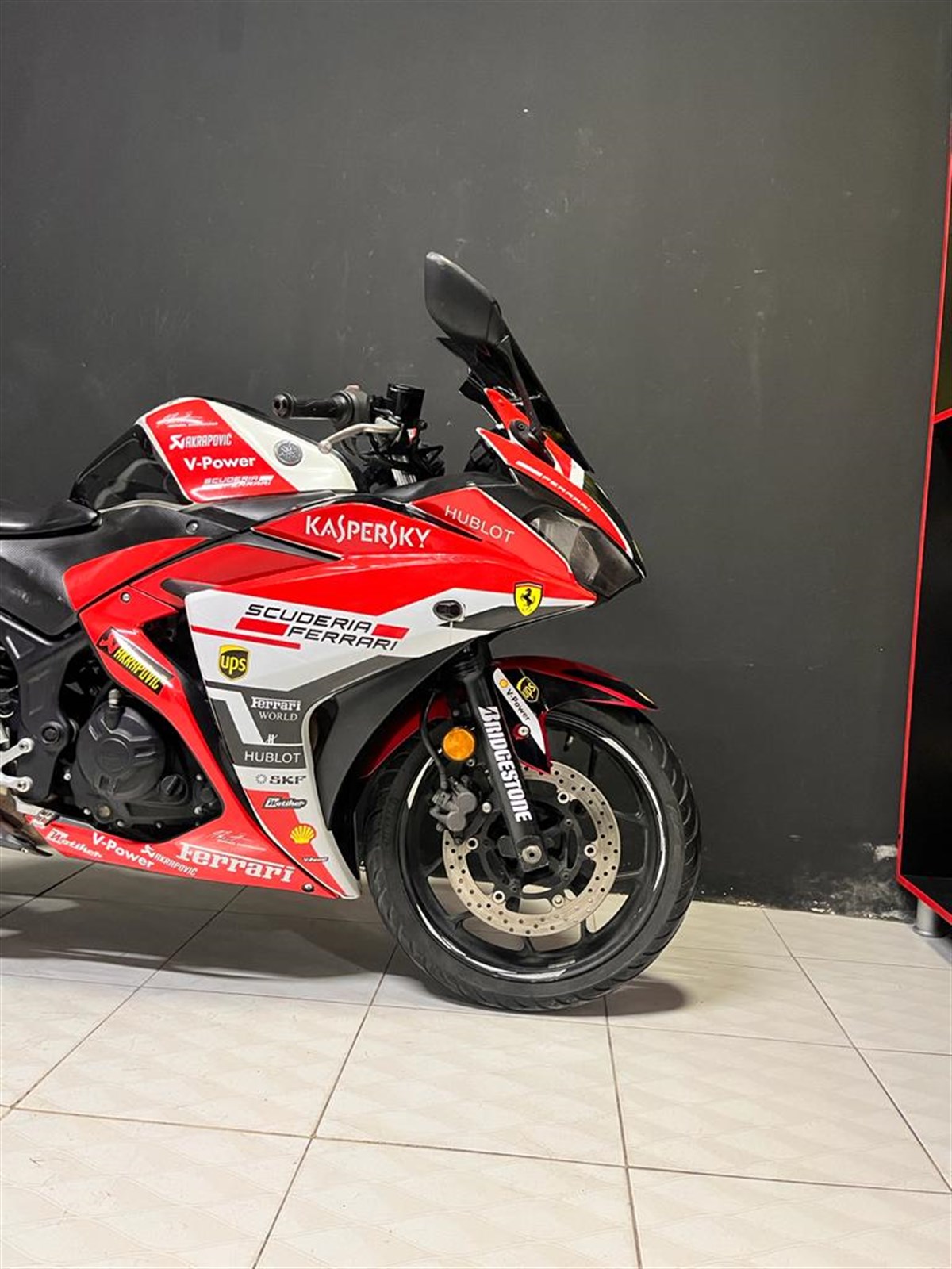 Yamaha YZF R25 Kırmızı Beyaz Sticker Etiket Modeli