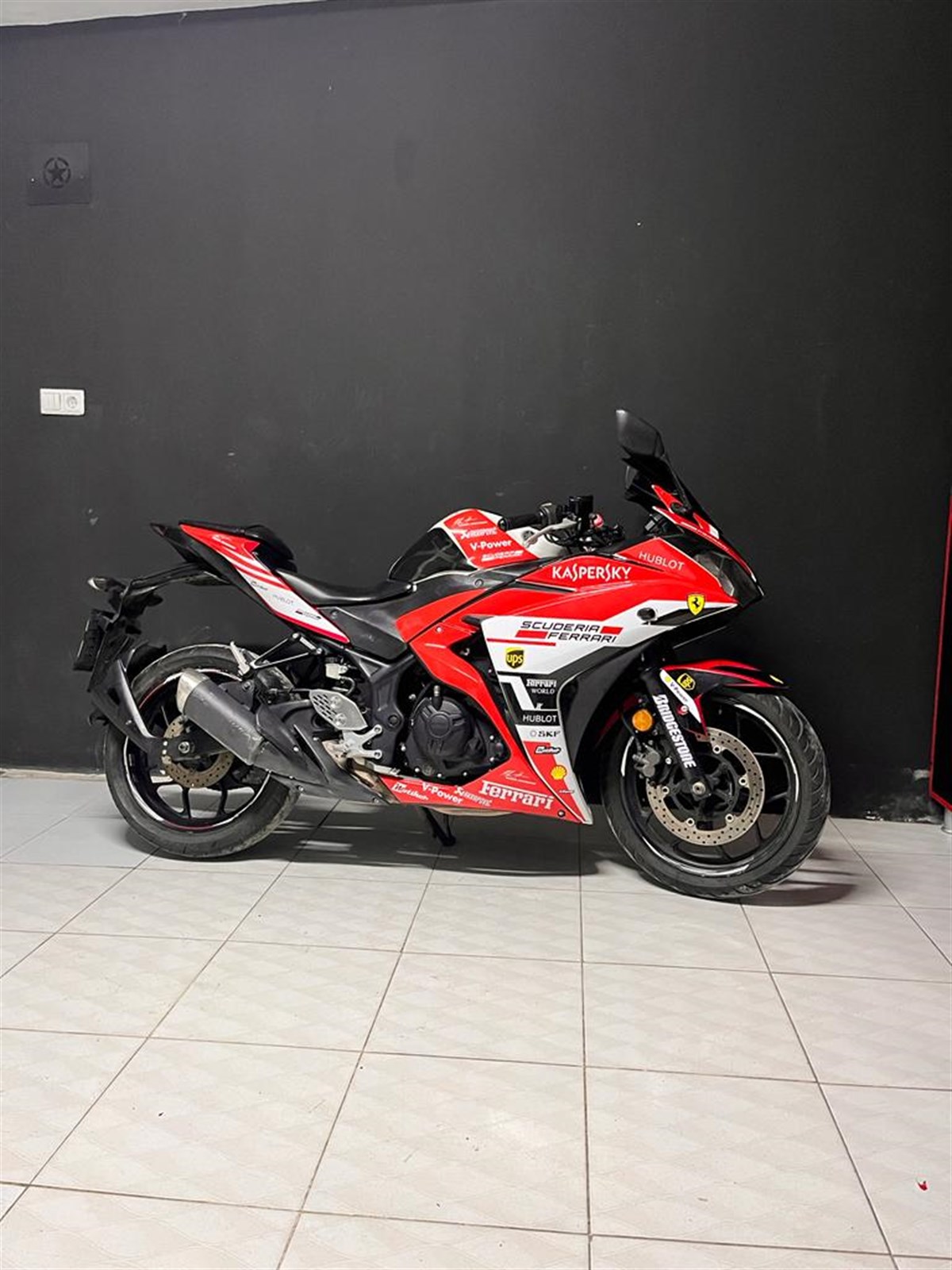 Yamaha YZF R25 Kırmızı Beyaz Sticker Etiket Modeli