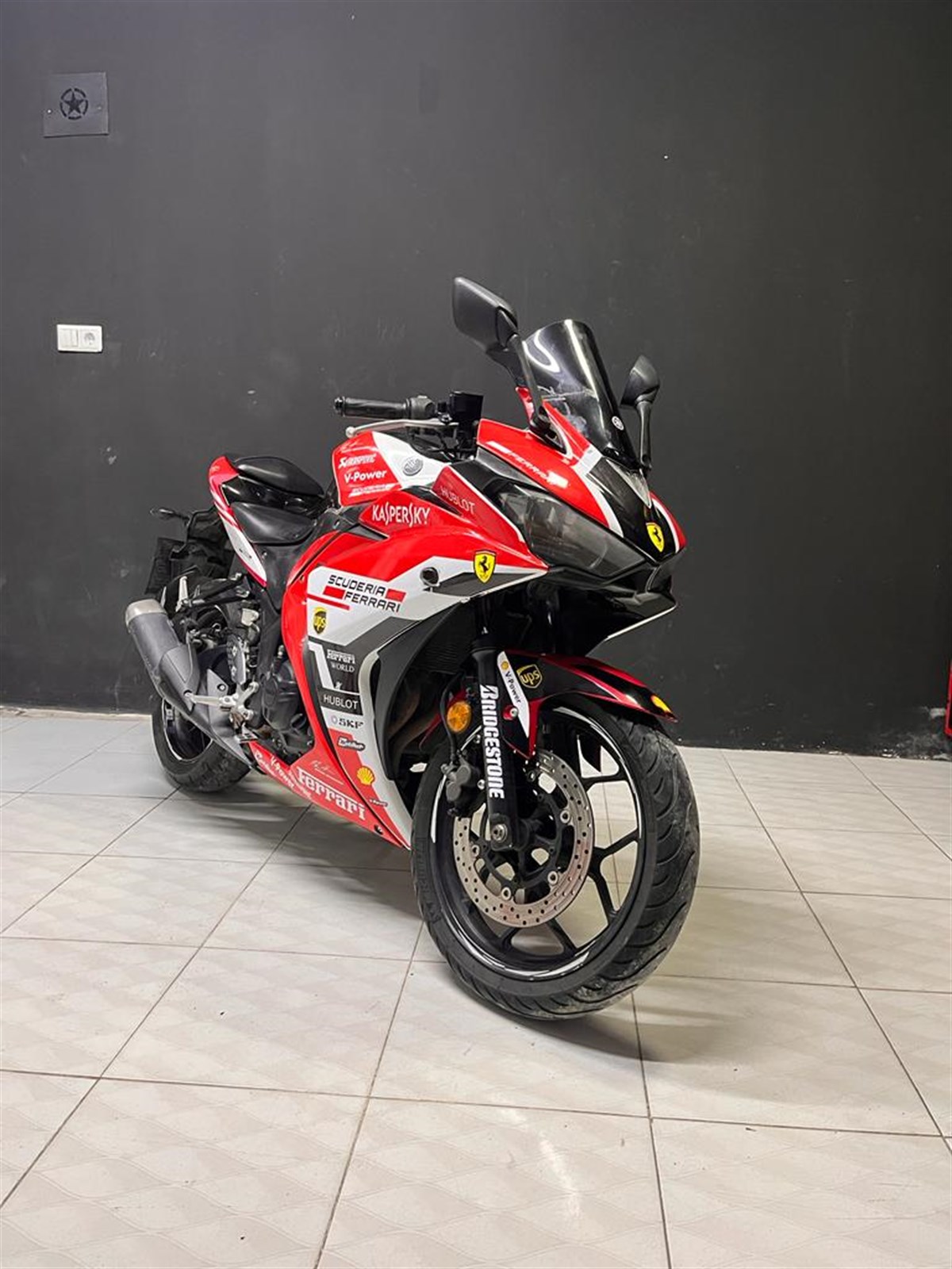 Yamaha YZF R25 Kırmızı Beyaz Sticker Etiket Modeli