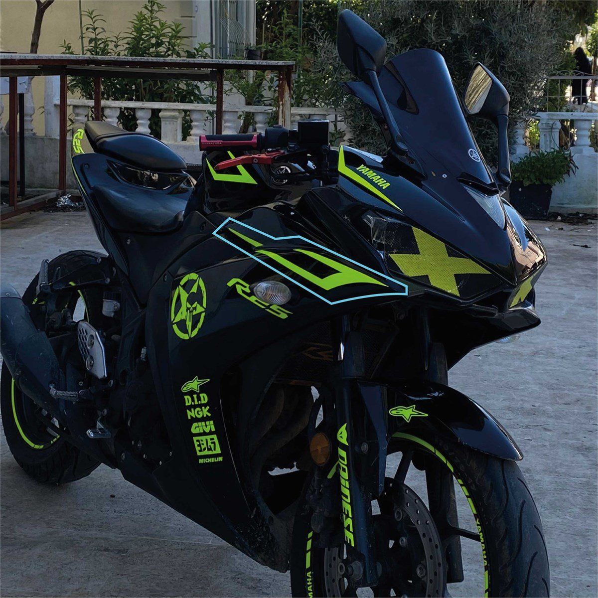 Yamaha YZF R25 Neon Sağ Yan Grenaj Sticker Etiket Modeli