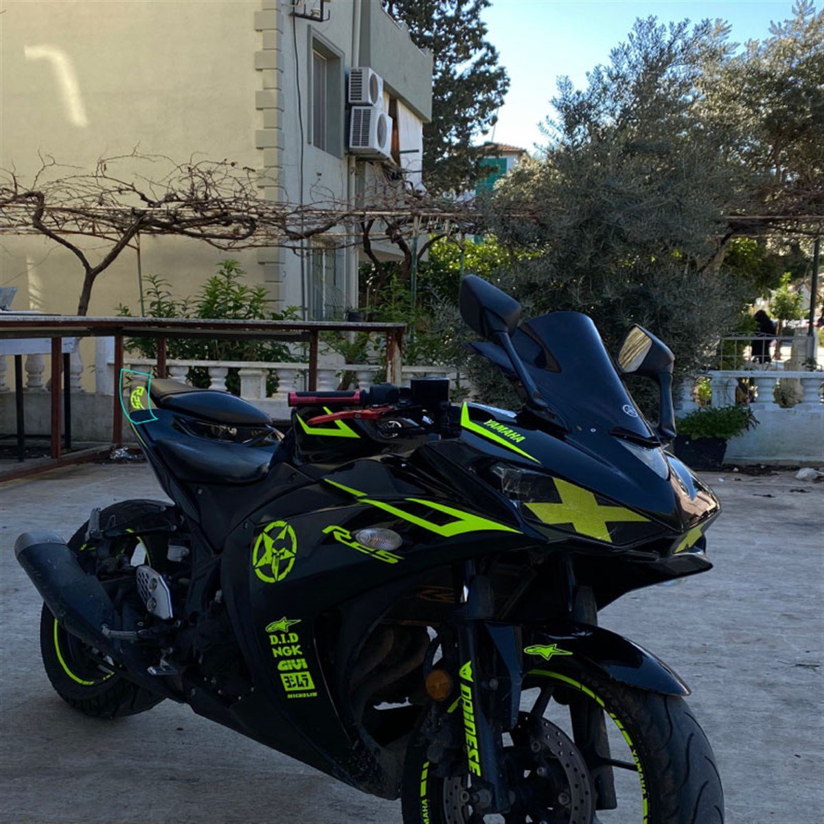Yamaha YZF R25 Neon Sol Arka Kuyruk Grenaj Sticker Etiket Modeli