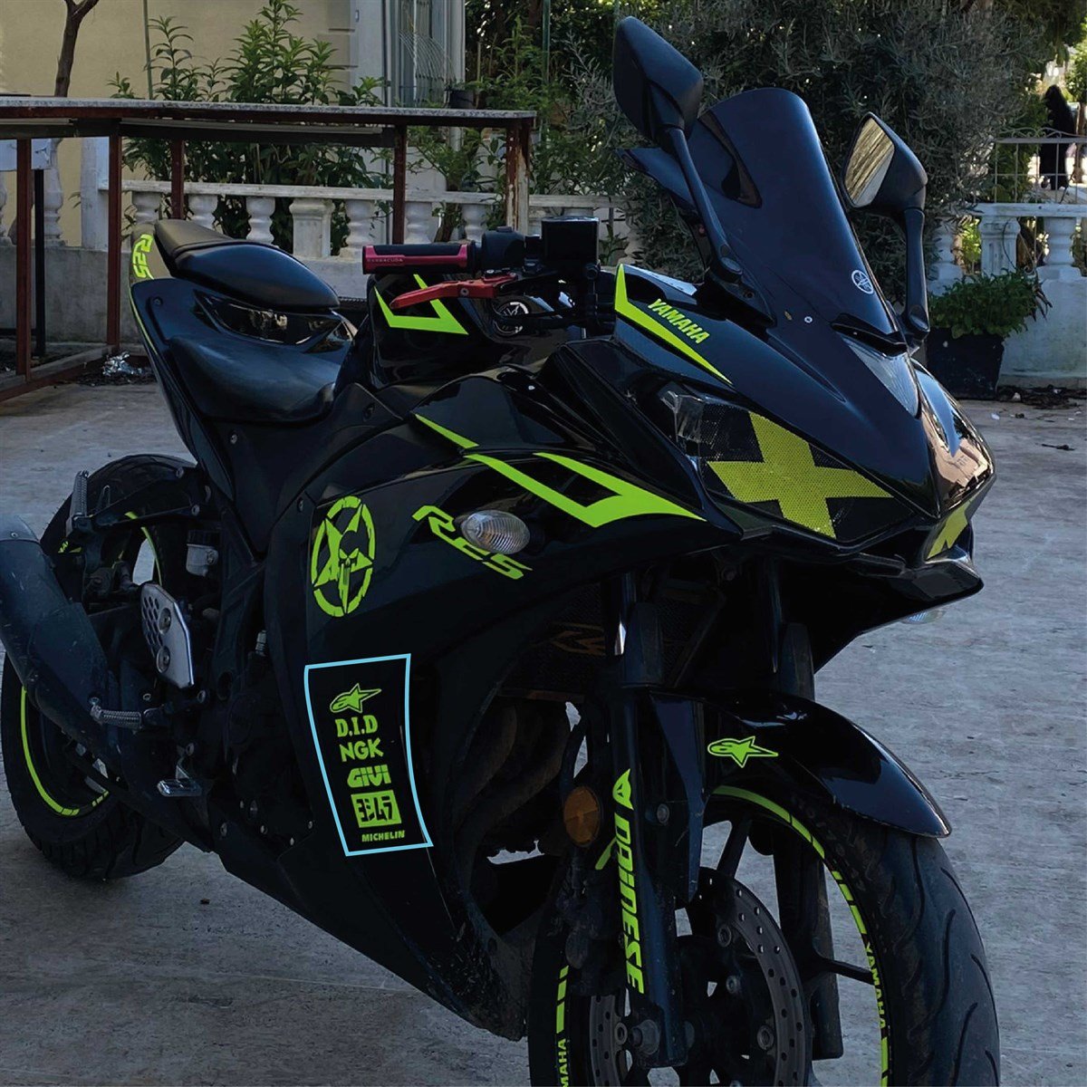 Yamaha YZF R25 Neon Sol Yan Grenaj Sticker Etiket Modeli