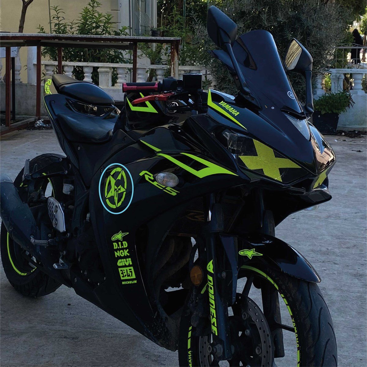 Yamaha YZF R25 Neon Sol Yan Grenaj Sticker Etiket Modeli