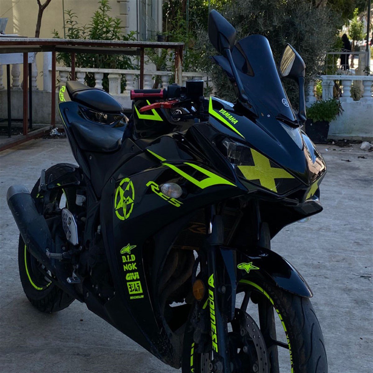 Yamaha YZF R25 Neon Sol Yan Grenaj Sticker Etiket Modeli